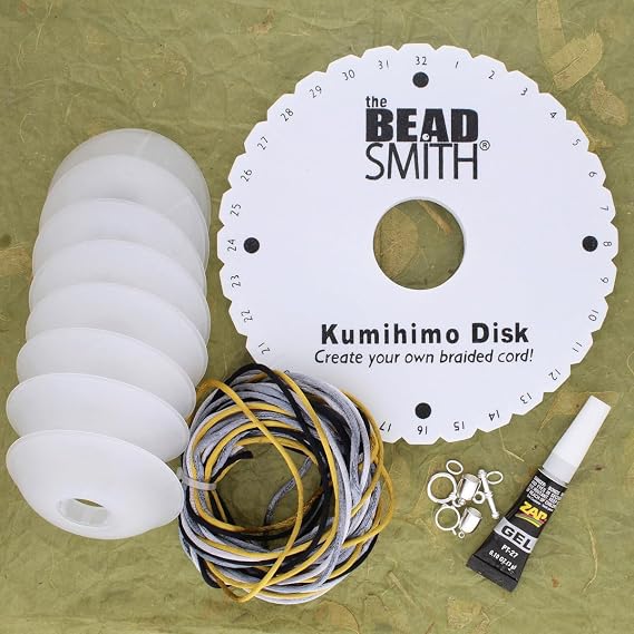 تشتمل مجموعة Beadsmith Kumihimo Starter Kit على قرص ولاصق وبكرات ونتائج وسلك وتعليمات ومشاريع مجموعة المبتدئين في فن التضفير الياباني مع جميع أدوات المجوهرات الخاصة بك للبدء