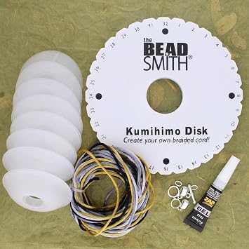 تشتمل مجموعة Beadsmith Kumihimo Starter Kit على قرص ولاصق وبكرات ونتائج وسلك وتعليمات ومشاريع مجموعة المبتدئين في فن التضفير الياباني مع جميع أدوات المجوهرات الخاصة بك للبدء