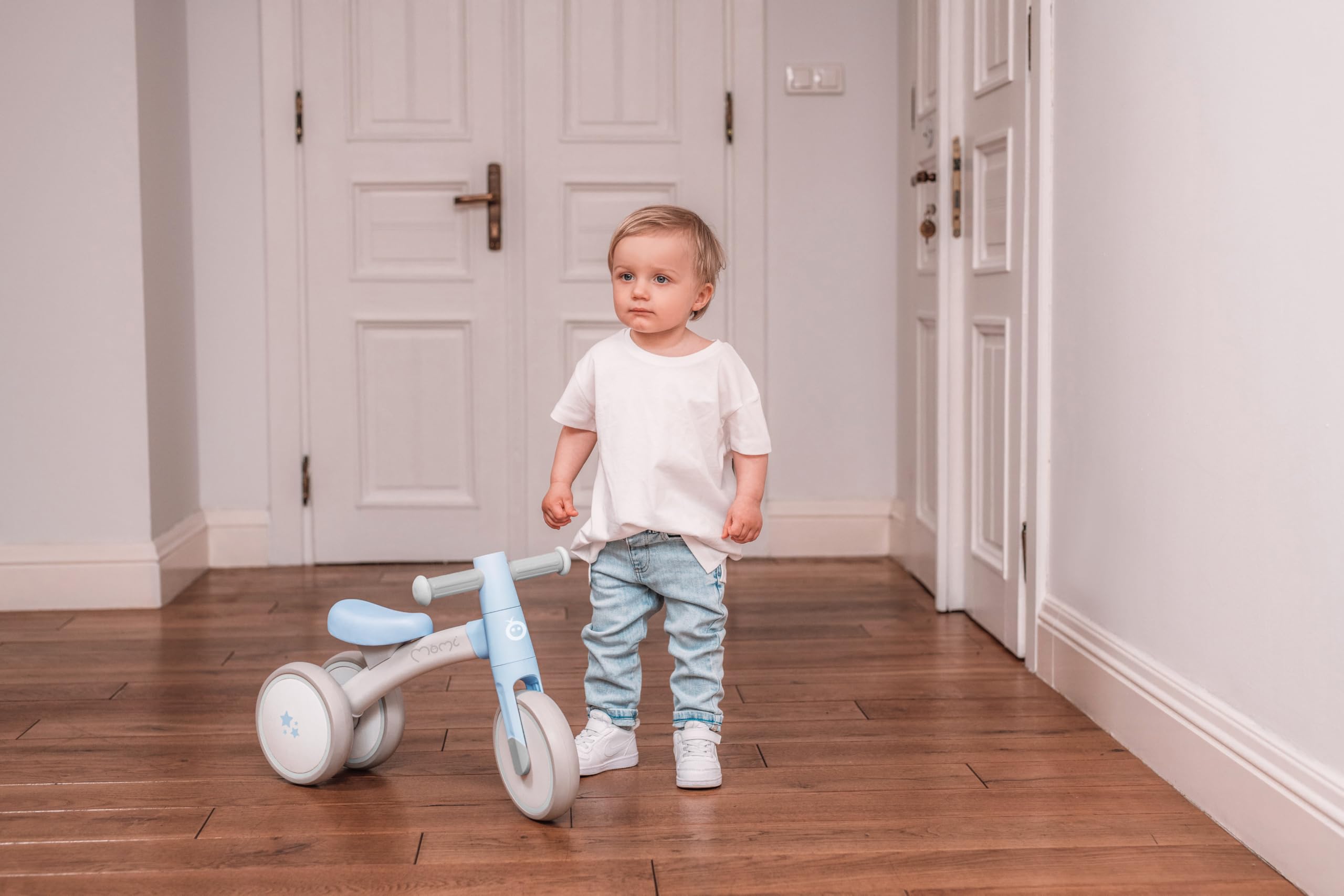 Triciclo senza pedali per bambini MoMi TEDI per bambine e bambini (peso massimo 25 kg), mini bicicletta senza pedali con ruote in plastica resistenti alla foratura, telaio in metallo leggero - 1,2 kg