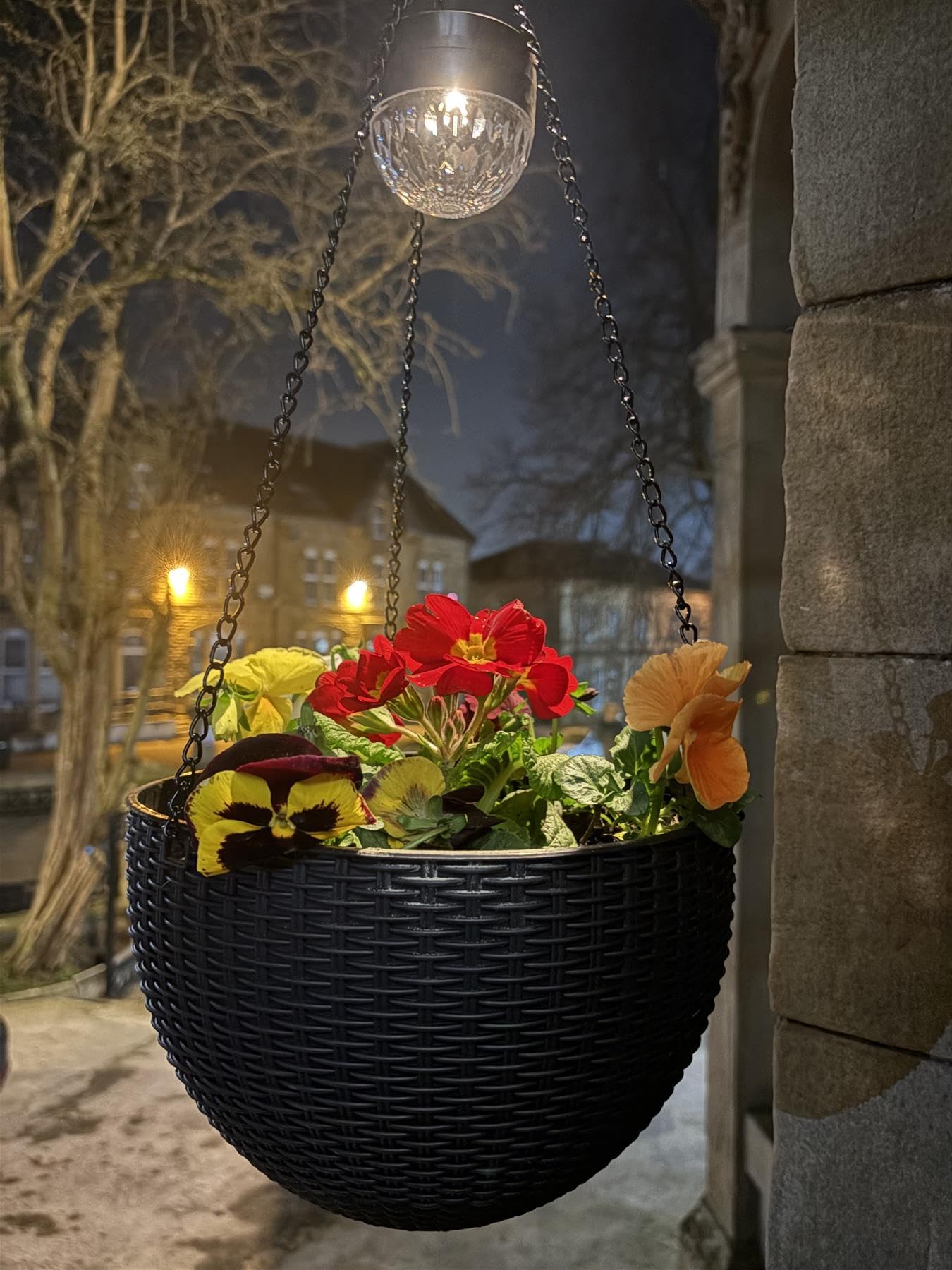 LIVHOME Rattan Effect Solar Powered Hanging Basket with SMD LED Lights, Outdoor Plastic Flower Planter with Chain, Warm White Garden Landscape Plant Pot Light for Patio, Porch & Pergola (1 Pack)
