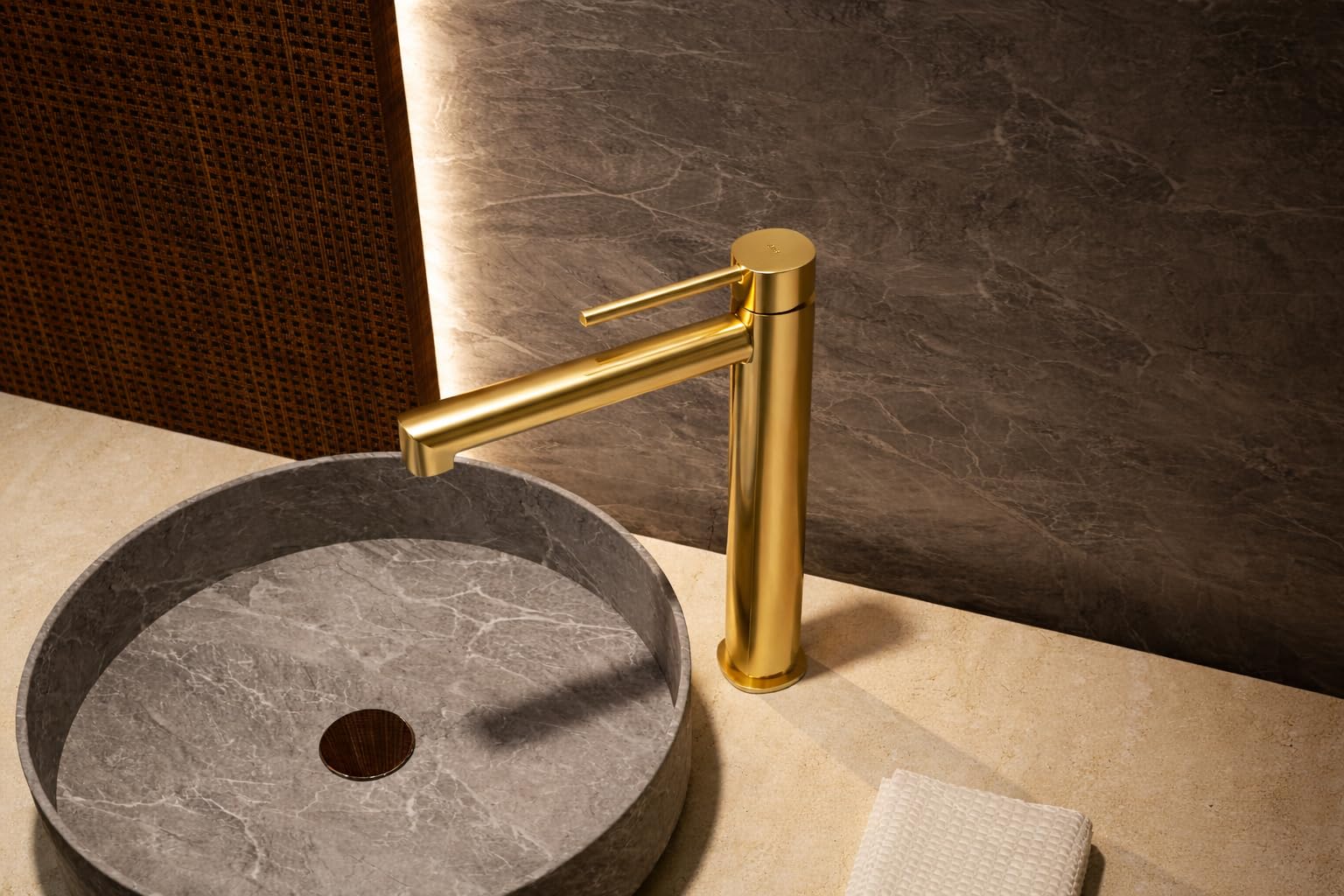IMEX Toskańska chromowana bateria umywalkowa wysoka, mosiężny korpus, wkład ceramiczny Ø26 mm, w zestawie węże 3/8", idealny do nowoczesnej umywalki nablatowej (szczotkowane złoto)
