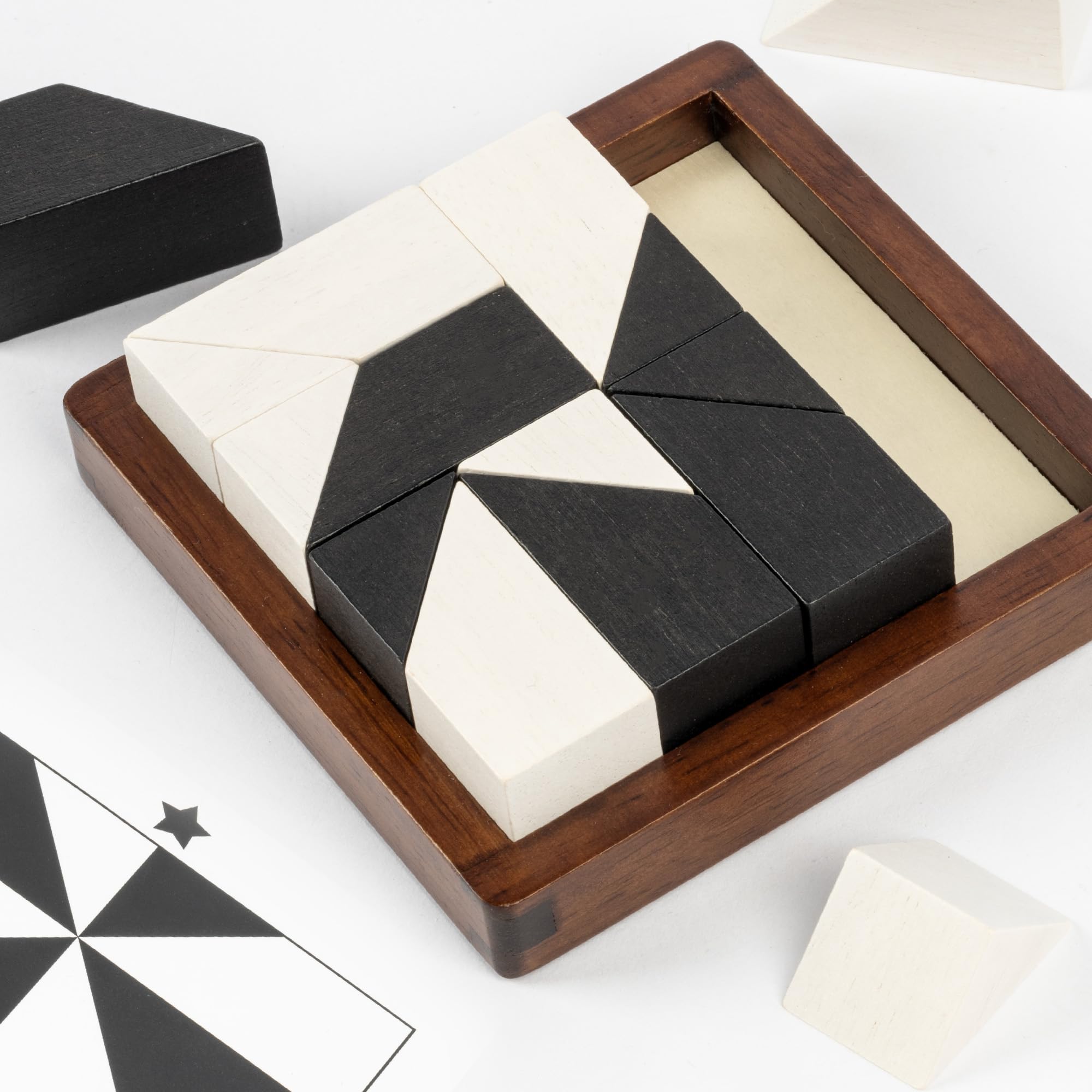 Gioco di puzzle con blocchi nascosti in legno, 80 sfide cerebrali, con scatola in legno massello e pezzi bianchi e neri deluxe, gioco da tavolo con logica 3D e pensiero spaziale, perfetto per