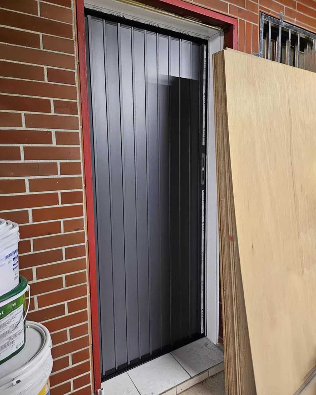 Zewnętrzna składana brama, wysokość 82 cali aluminiowa wysuwana osłona drzwi, składana zamykana przegroda przesuwna do drzwi, szopy, stodoły, przegrody pokoju
