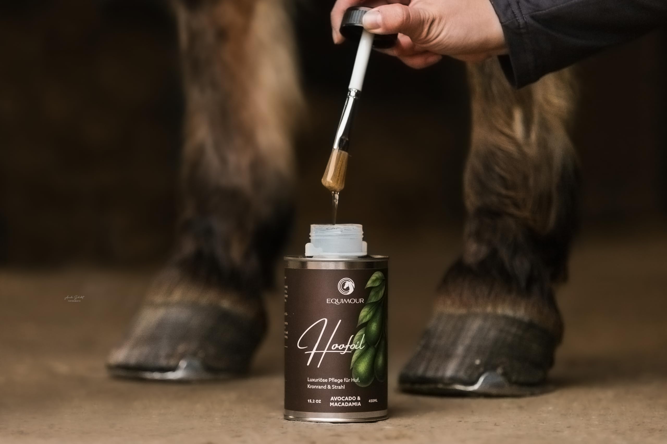 Aceite para pezuñas con pincel para caballos, aguacate y macadamia, cuidado de pezuñas con vitamina E, para pezuñas, borde de corona y chorro, brillo natural y aspecto bien cuidado, 450 ml