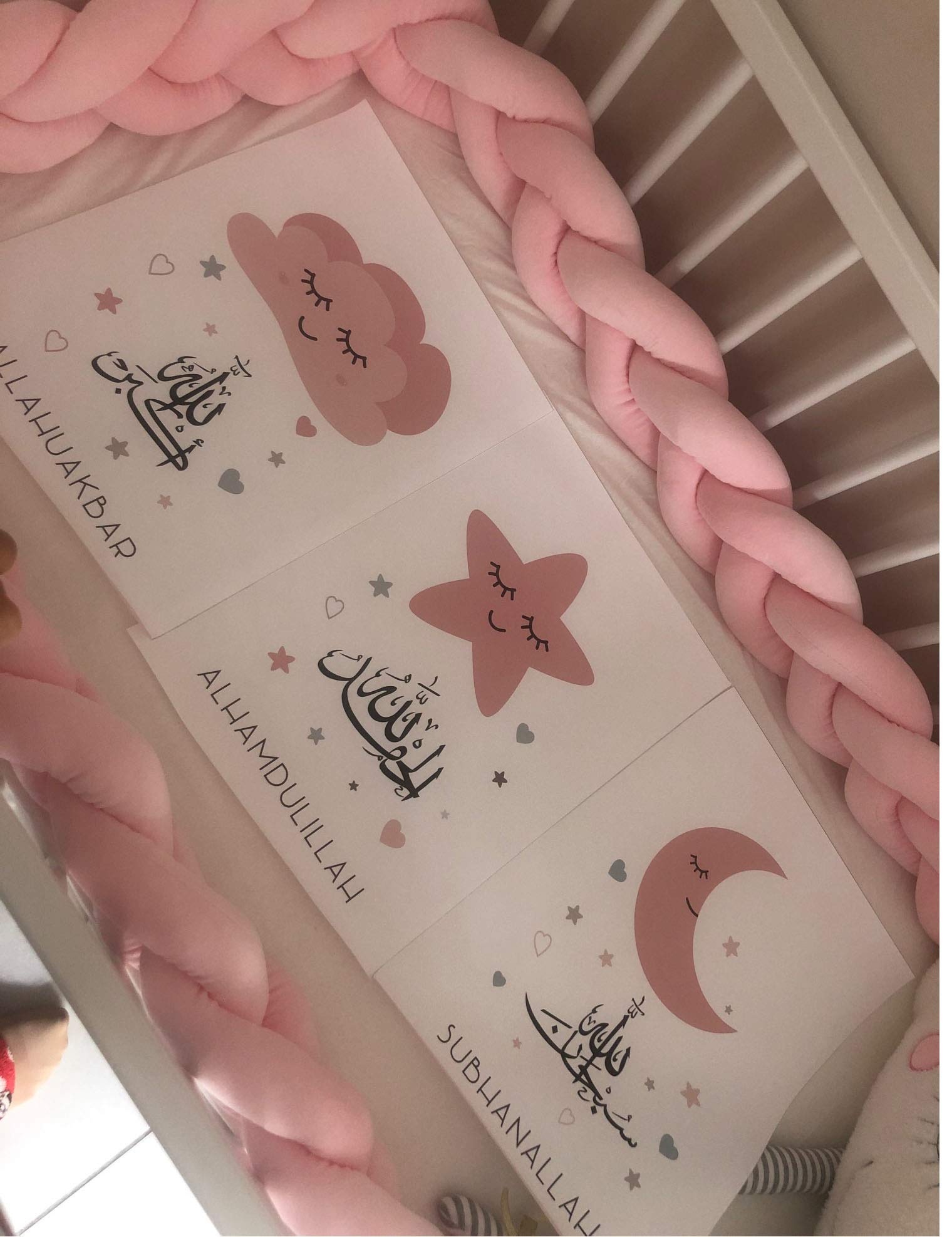 Set 4 Quadri Cameretta Bambina Rosa – A4 21x30 Cm, Senza Cornice, Tema Cagnolini E Farfalle