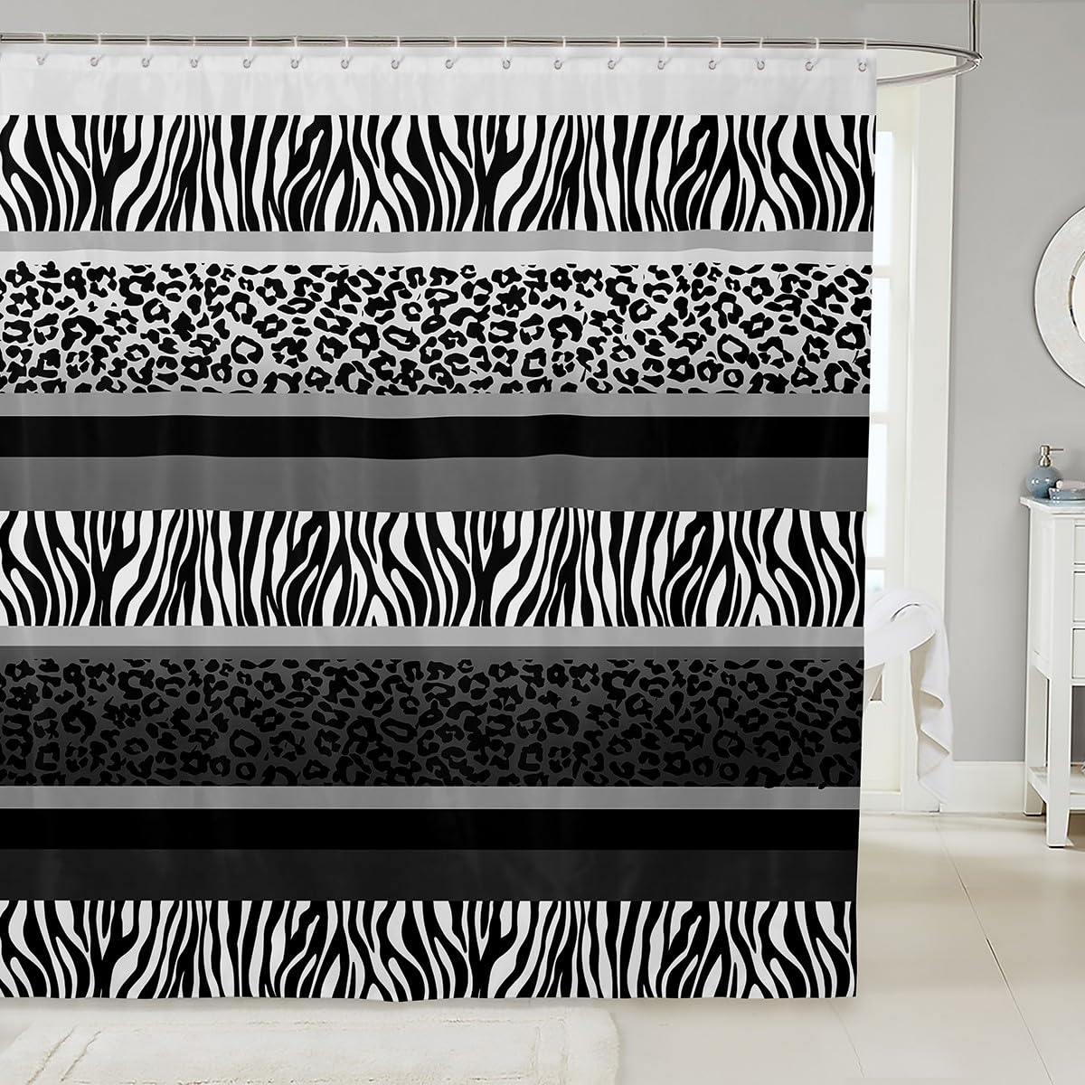 Rideau de douche rayé noir et blanc pour le bain des tout-petits et des enfants