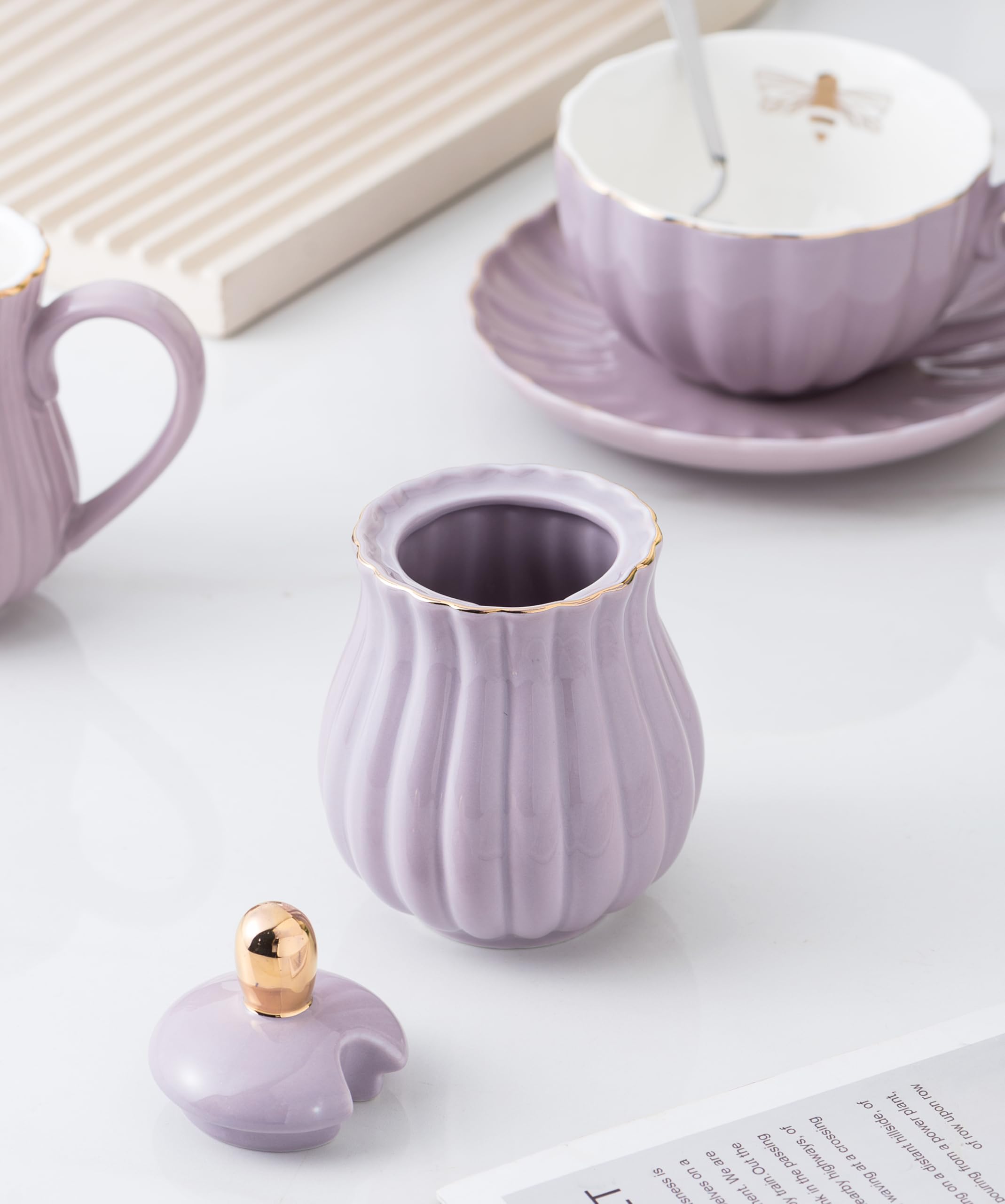 - Zestaw do parzenia kawy/herbaty z porcelany licowej Fine China Purple o pojemności 8 uncji, filiżanki i spodki, z imbrykiem, cukierniczką, dzbankiem do śmietanki, łyżeczkami i sitkiem do herbaty/