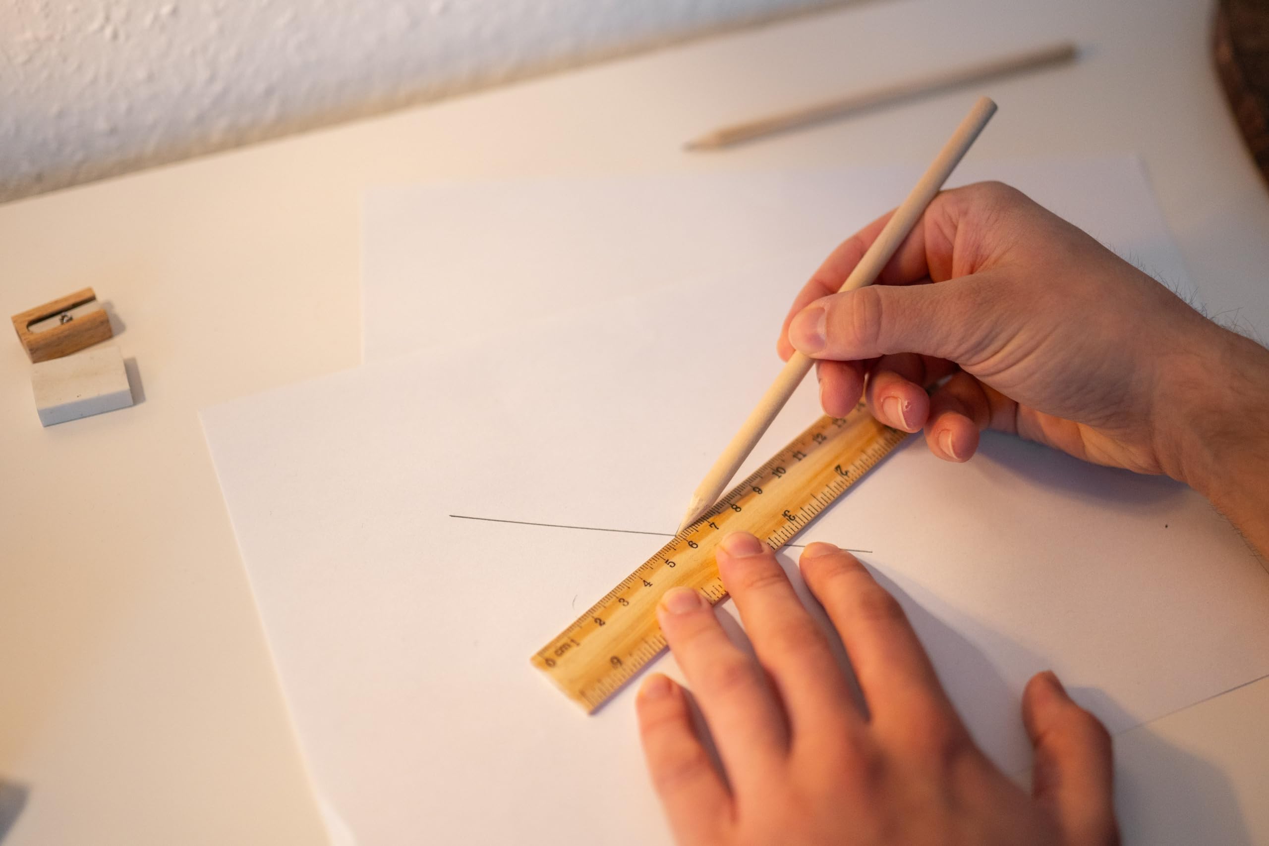 Set da scrivania in legno sostenibile Chinchilla®: gomma, temperamatite, righello e matite in confezione di cartone riciclato | Accessori scolastici ideali per bambini attenti all'ambiente
