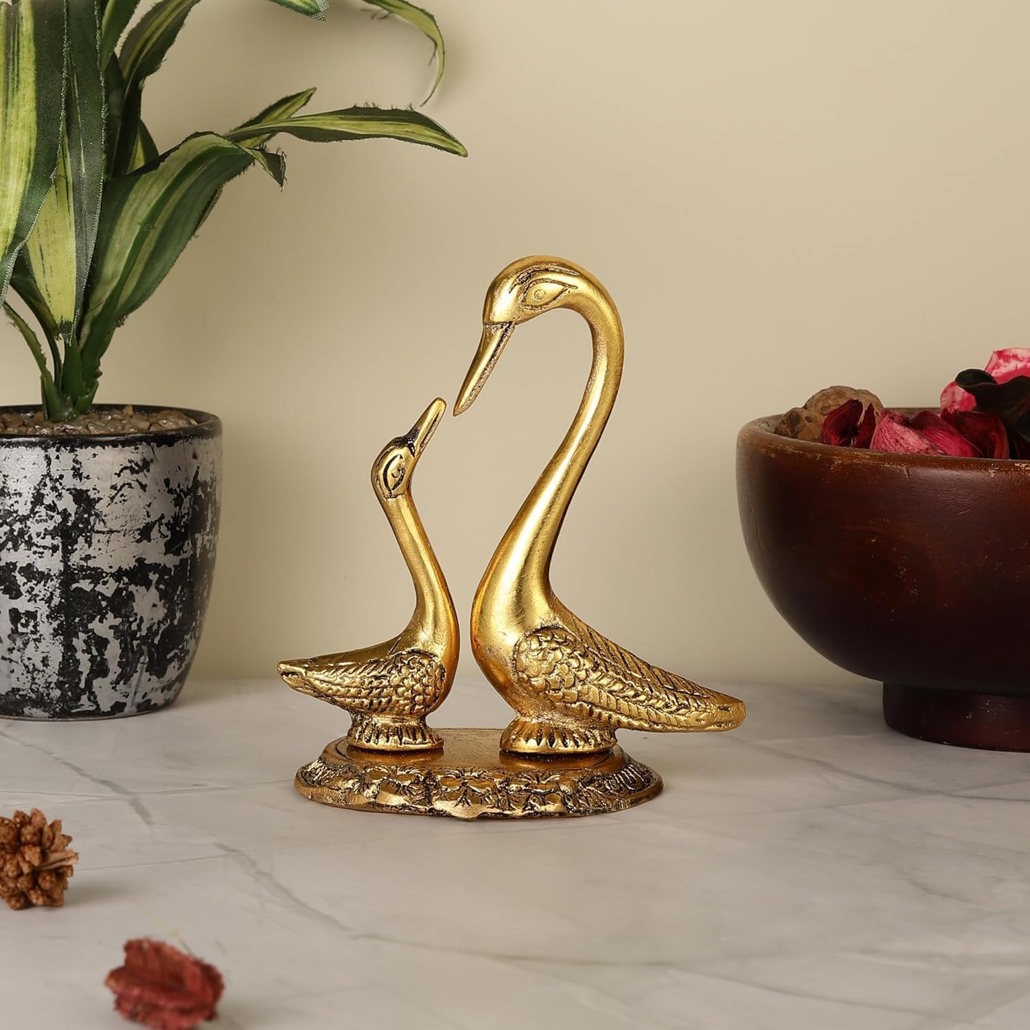 PURESTORY Swan Pair Showpiece | Pair of Kissing Duck | Swan Showpieces for Home Decor | Showpiece for Office Desk, Living Room, Bedroom | Decorative Accents, Gifting Items | Brass Showpieces- 5 Inch