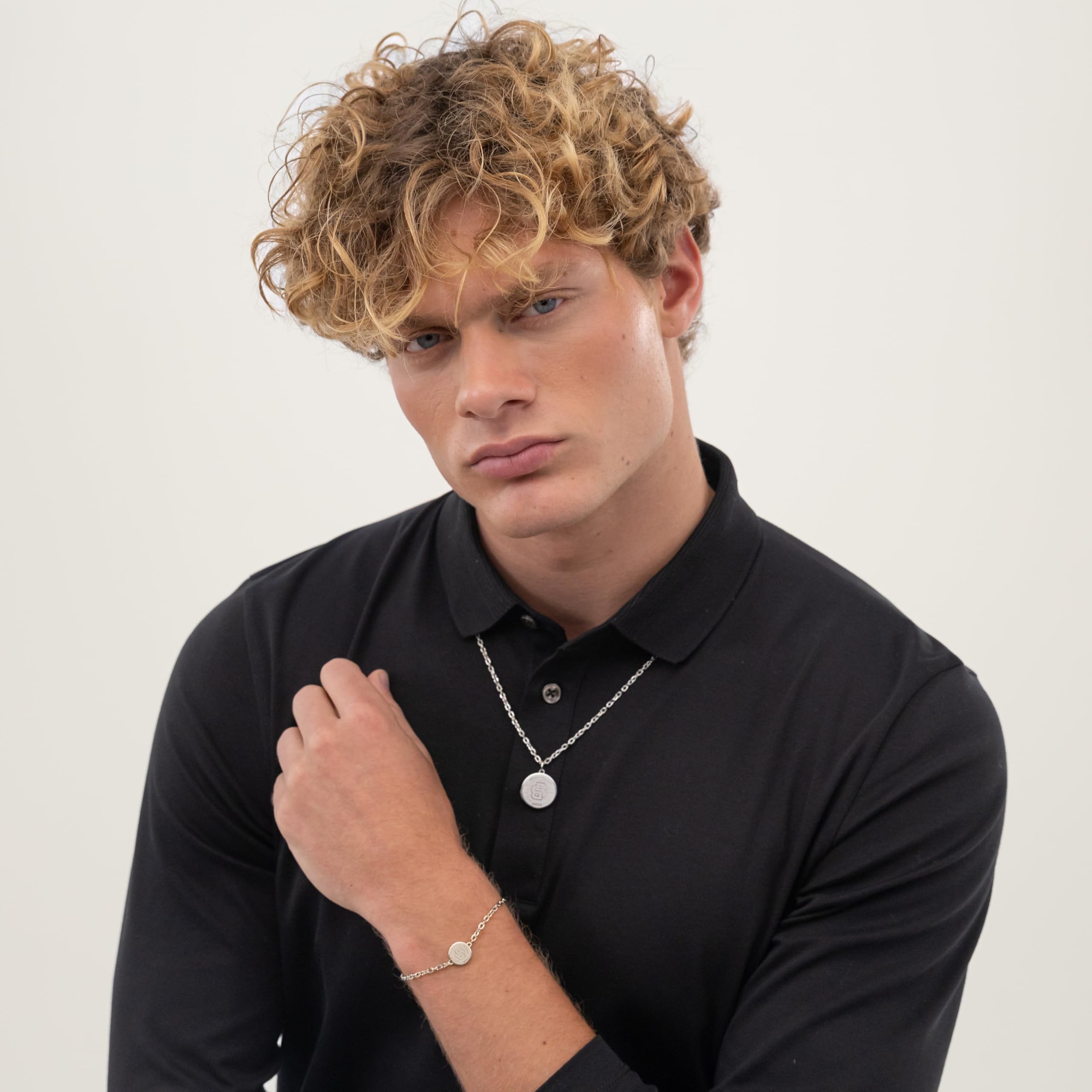 BOSS Jewelry Collar para Hombre Colección DOUBLE B COIN en Acero Inoxidable con un Charm en Forma de Moneda – Disponibles en Plata o Negro