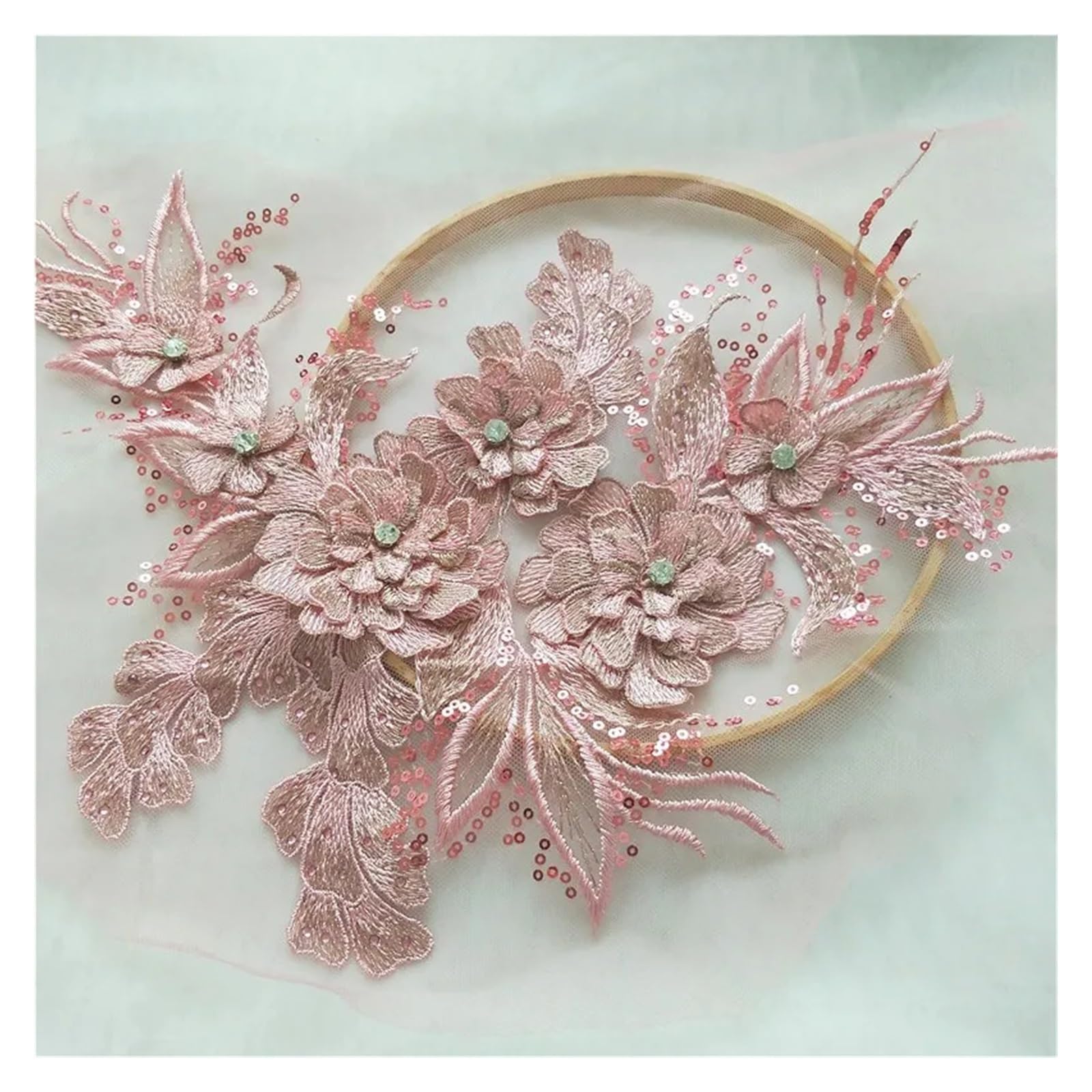Patch brodé en dentelle 3D rose grand format pour sublimer une robe de mariée couture