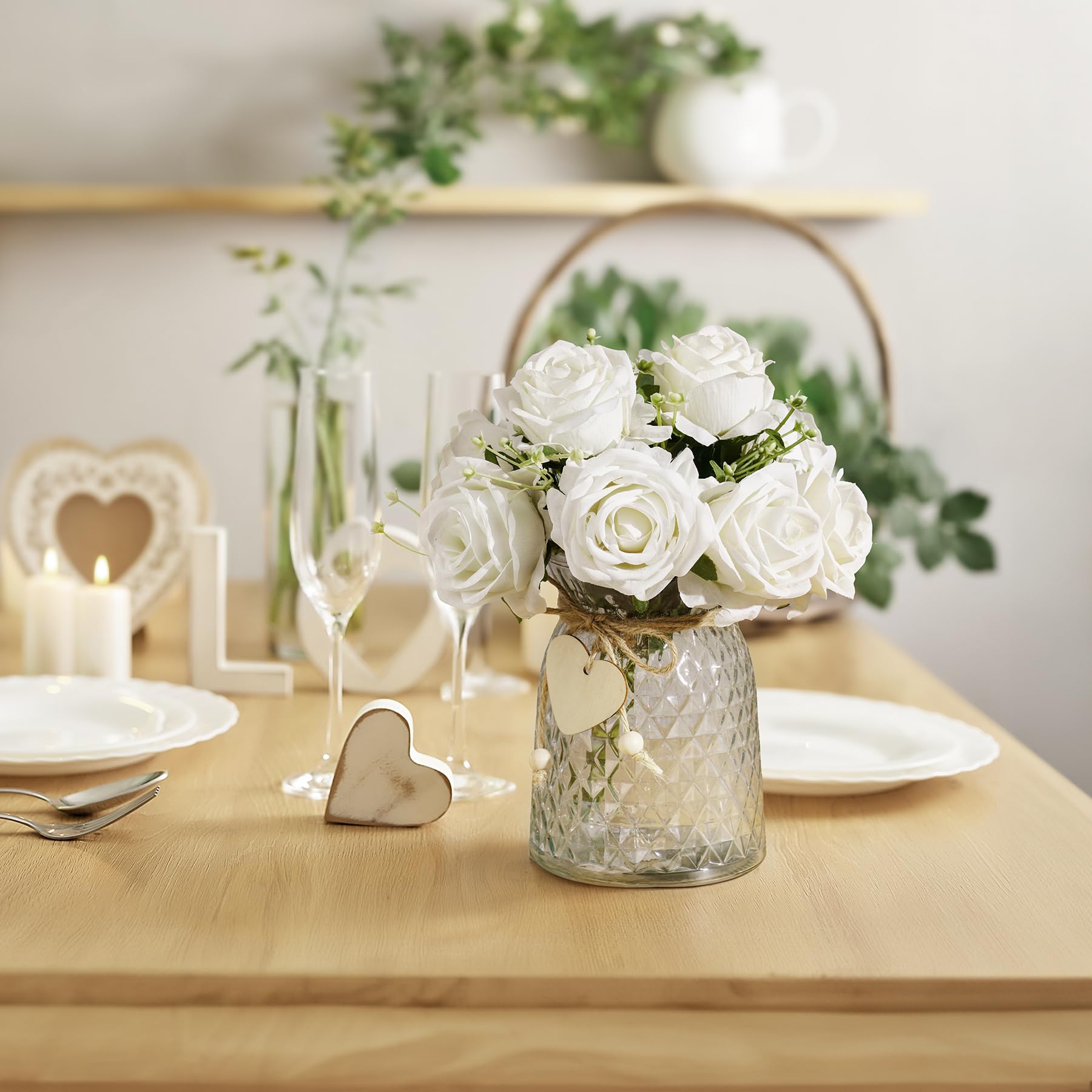 NiHome Künstliche Blumen mit Vase, Realistische Seidenblumen mit Herz- und Kugelanhängern, Dekorative Blumen für Esstisch, Couchtisch, Wohnzimmer, Badezimmer, Büro und Hochzeitsparty (Weiß)