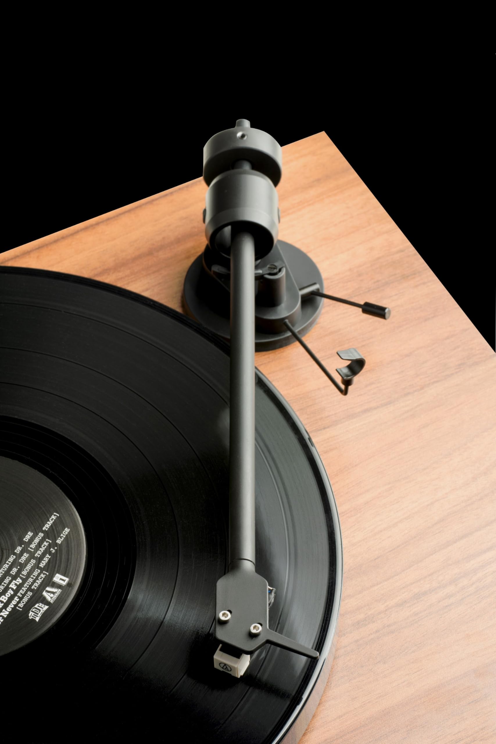 Pro-Ject E1, Plug & Play Einsteiger Plattenspieler mit elektronischer Geschwindigkeitsumschaltung, Auflagekraft und Anti-Skating voreingestellt (AT3600L, Schwarz) | Riemenantrieb - Elektronische Geschwindigkeitsumschaltung 33/45 - 8,6 Zoll Aluminium-Tonar