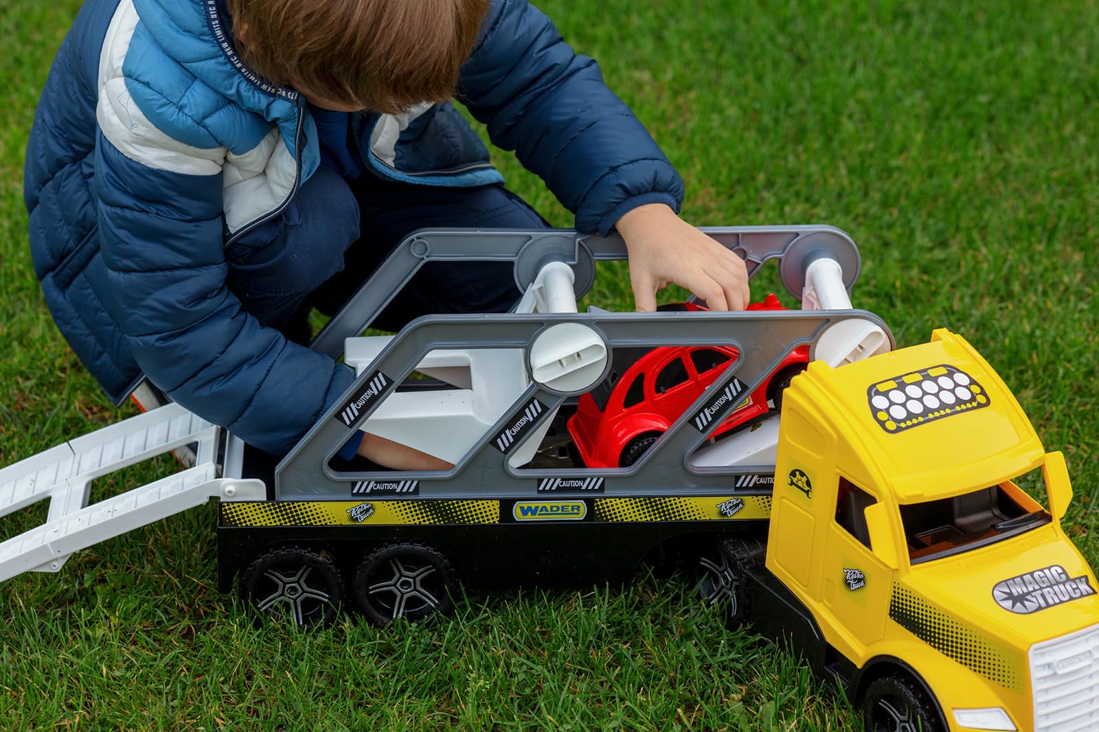 Wader 36231 - Magic Truck Autotransporter mit 2 hochwertigen Fahrzeugen und Abfahrrampen, Größe ca. 79 cm, für Kinder ab 3 Jahren, geeignet als Geschenk für kreatives Spielen