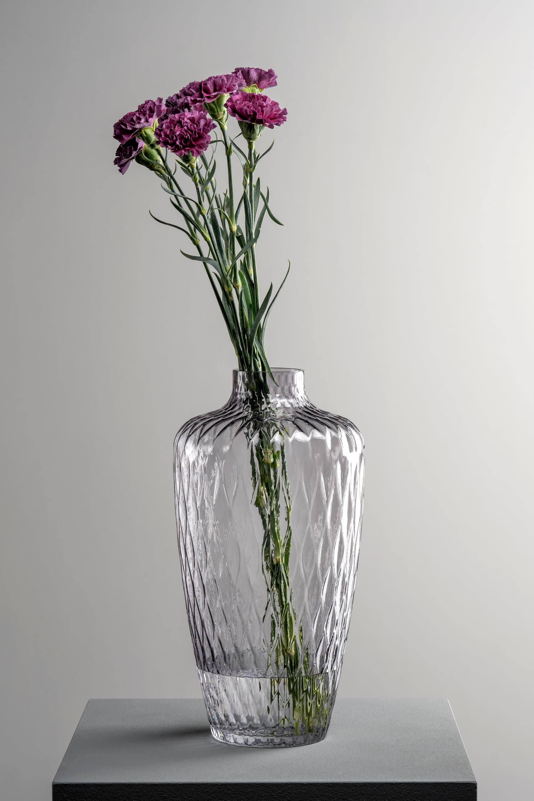Leonardo Home Giulia Vase • 1 Stück • Blumenvase aus grauem Glas • ⌀7,2 cm • Stilvolle Vase mit haptischer Optik • Glasvase für kreative Blumensträuße • Zeitloses Design • Höhe 38 cm • grau • 055287