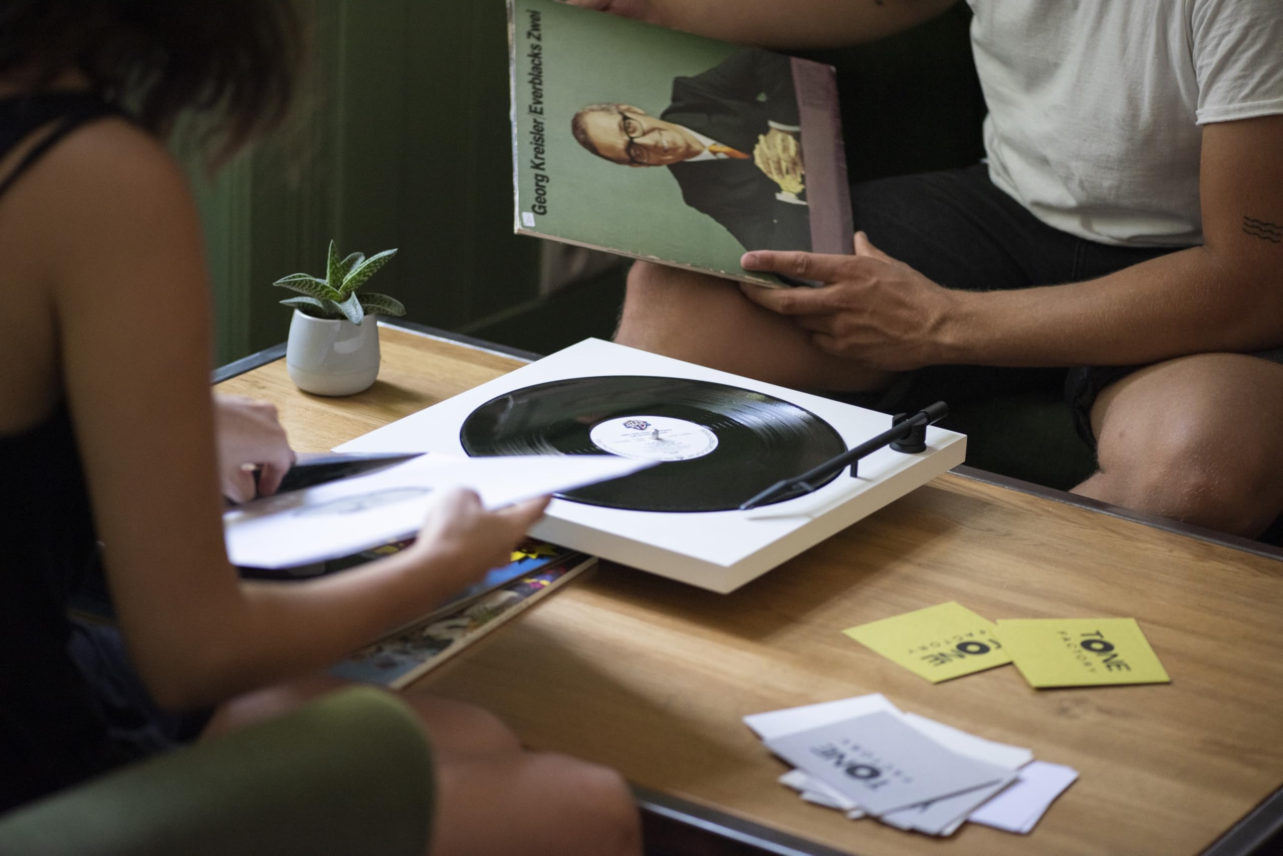 Tone Turntable – minimalistyczny gramofon z Bluetooth, wbudowanym przedwzmacniaczem fono, kompatybilny z każdym głośnikiem Bluetooth, napędem pasowym, Tone Factory - Made in Europe (biały)