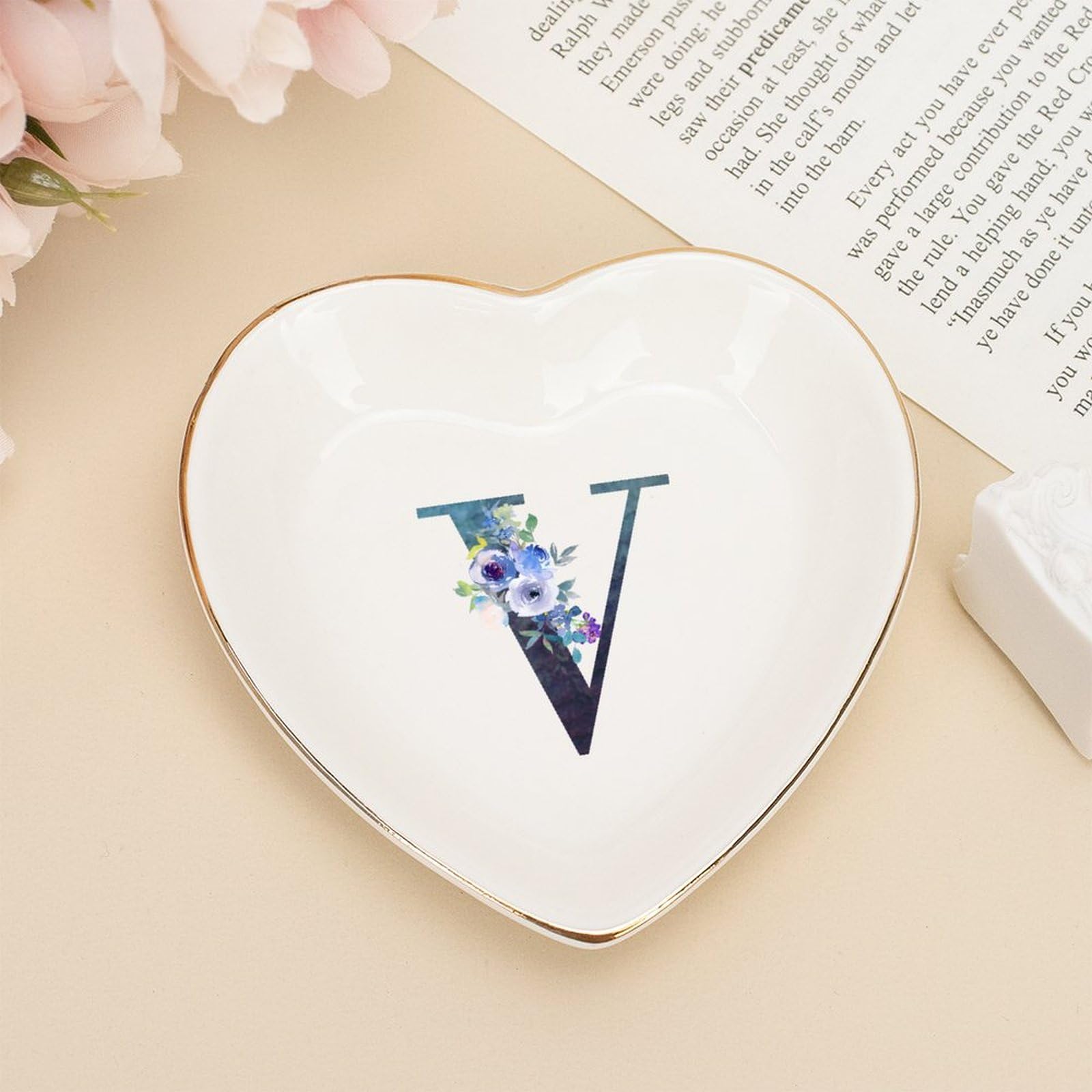 Monogramme lettre initiale personnalisée V sur coupelle bijoux et bague