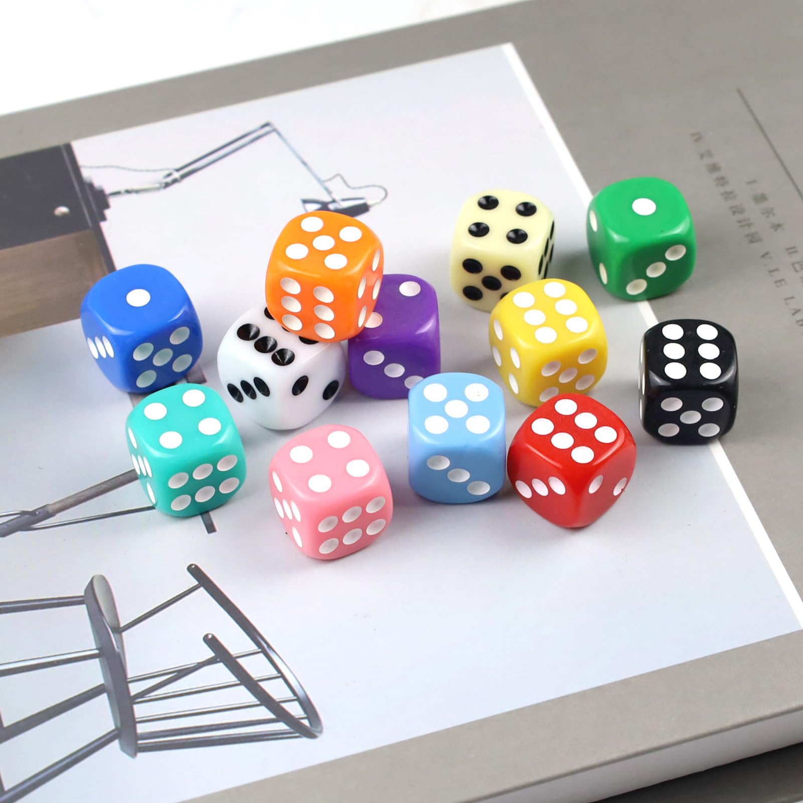 Würfel 12 Stücke, Bunte Würfel Set, 14mm Farbwürfel 6 Seitige, Spielwürfel für Tischkartenspiele, Acrylwürfel 12 Farben, Würfel mit Box, für Matheunterricht, Tischspiele, Party