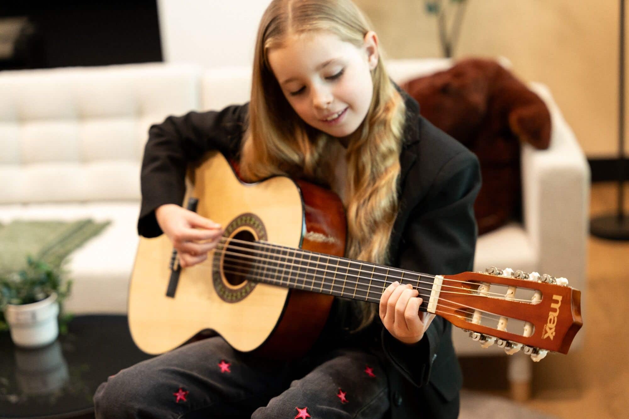 MAX SoloArt Junior 3/4 Guitarra Clásica para Niños - Set Completo con Funda Mochila, Soporte MAX GP20, Afinador Clip, Púas y Cuerdas de Nailon - Ideal para Principiantes de 8 a 12 Años