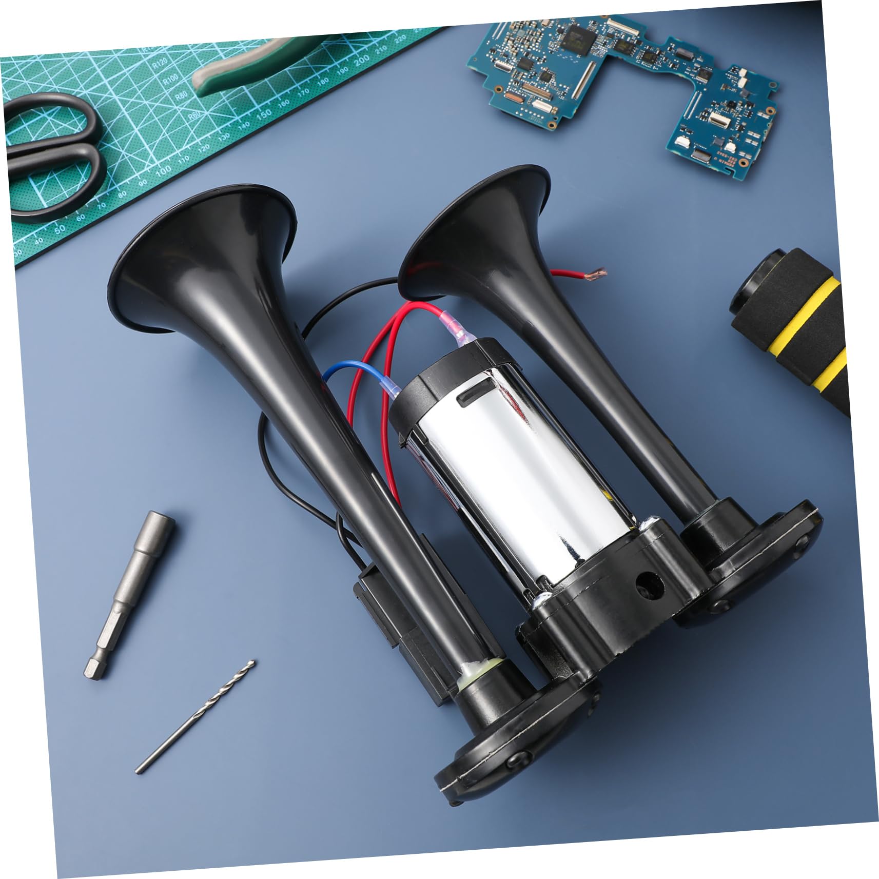 Amosfun Bocina de Aire Eléctrica de 2 Trompetas, Metal Negro, 12 V, Sonido Fuerte, Instalación Fácil, para Camión y Vehículo,