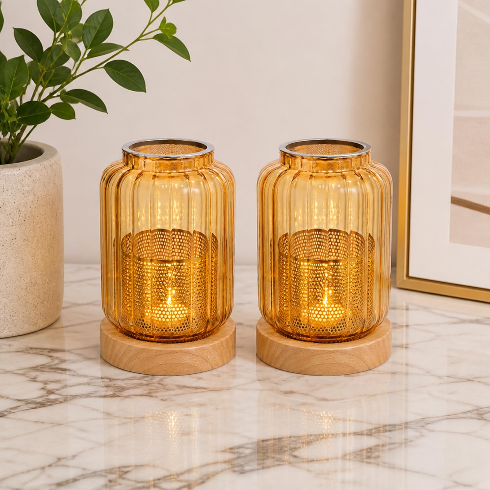 Cyiecw 2er Set Windlicht Kerzenständer mit Holzsockel, Modern Streifen Bernsteinfarbe Glas Stumpenkerzen Kerzenhalter mit Netzabdeckung, Metallsieb und Pinzette für Tischdeko Outdoor Wohnzimmer Deko