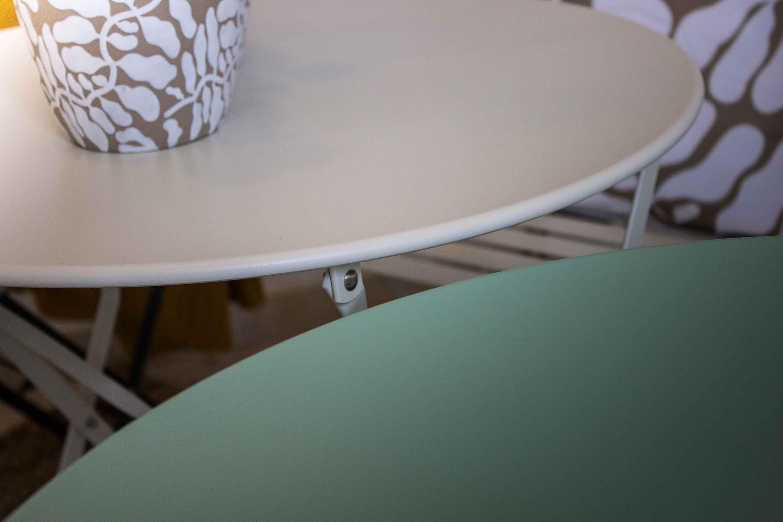 AVANTI TRENDSTORE Toano - Set arredo esterno in acciaio per due persone, composto da un tavolino con piano rotondo e due sedie, pieghevole. Disponibile nel colore bianco.