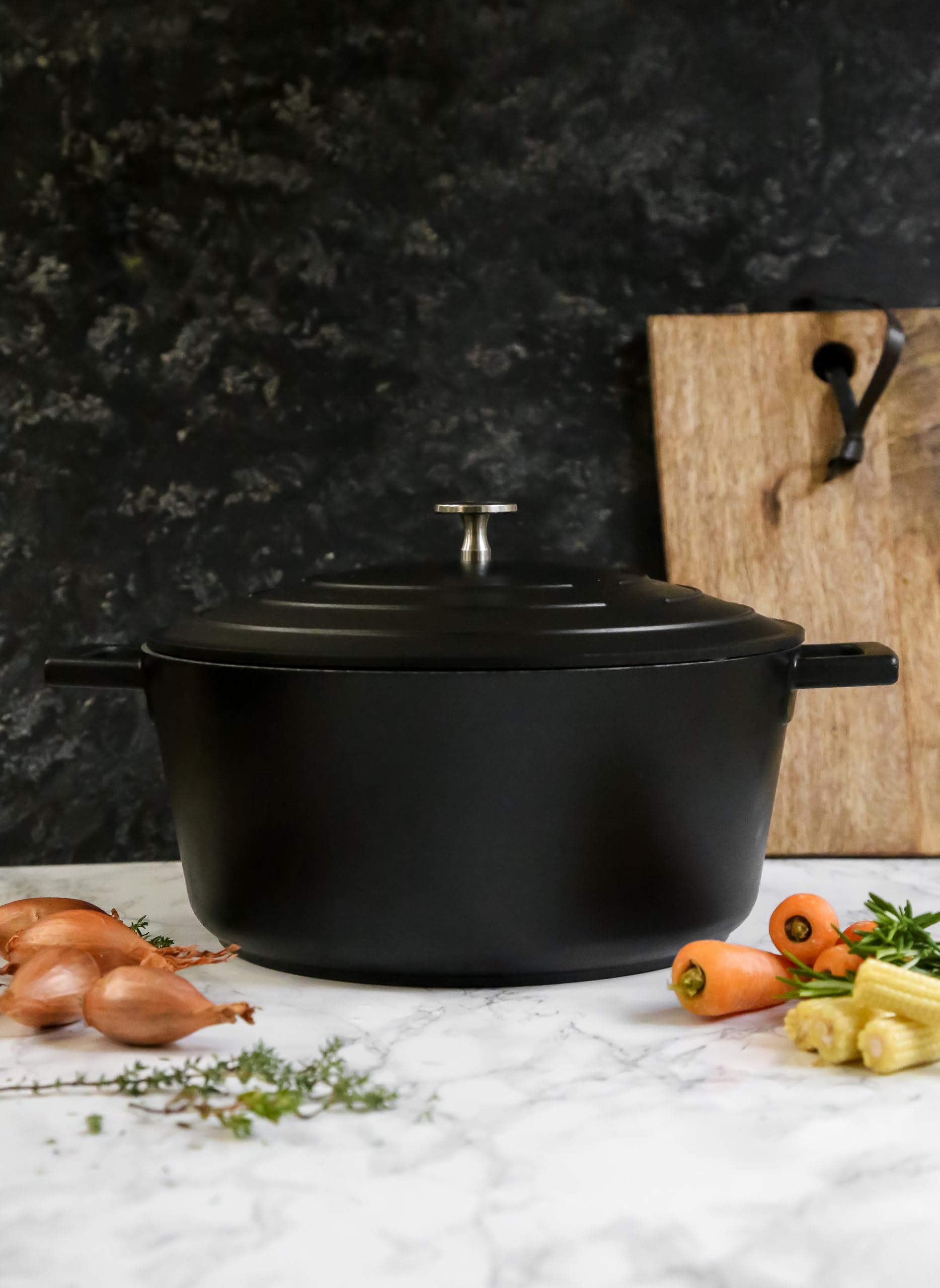 Kitchen Craft, Lekki Garnek na Zapiekankę z Pokrywką MasterClass, Okrągły, 5 litrów, 28 cm, do Kuchenek Indukcyjnych, Odlewane Aluminium, Kolor Czarny (B072JH8JGG)