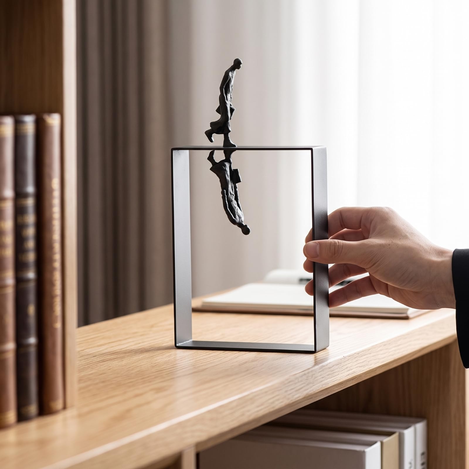Scultura Figura Statua Soprammobile Decorazione Contemporanea Metallo Struttura Rettangolare Lega di Zinco Superficie Adatta per Librerie Mensole Tavolini