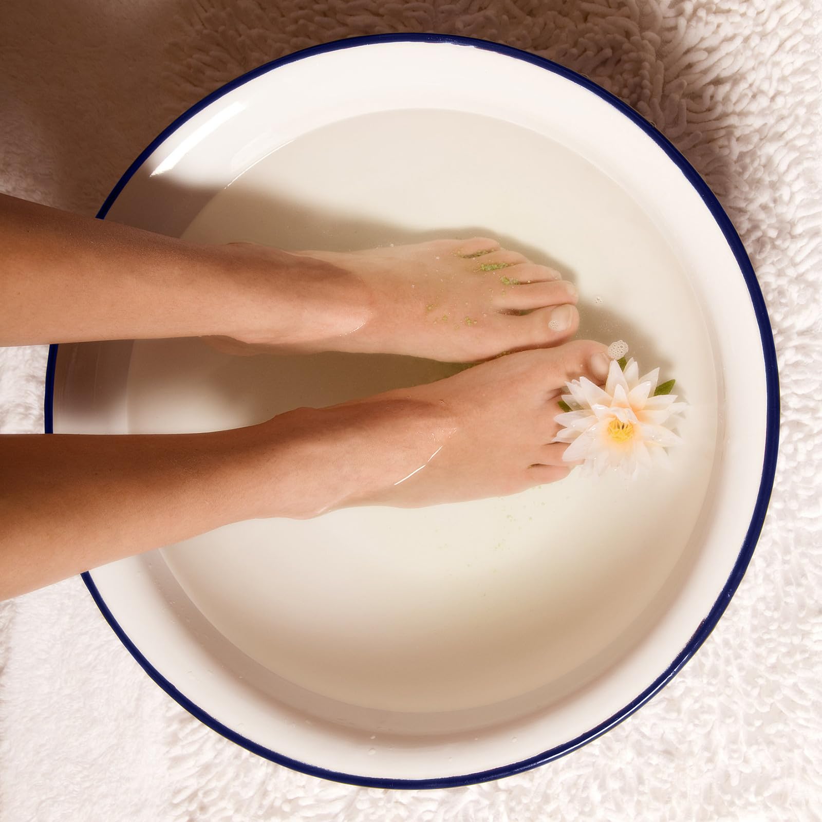 Bain de Pieds en Émail Rétro 30 Cm Bassin de Trempage Blanc Bord Bleu Multifonction pour Bain Pédicure et Lavage du Visage Pieds Solide et Facile à Nettoyer
