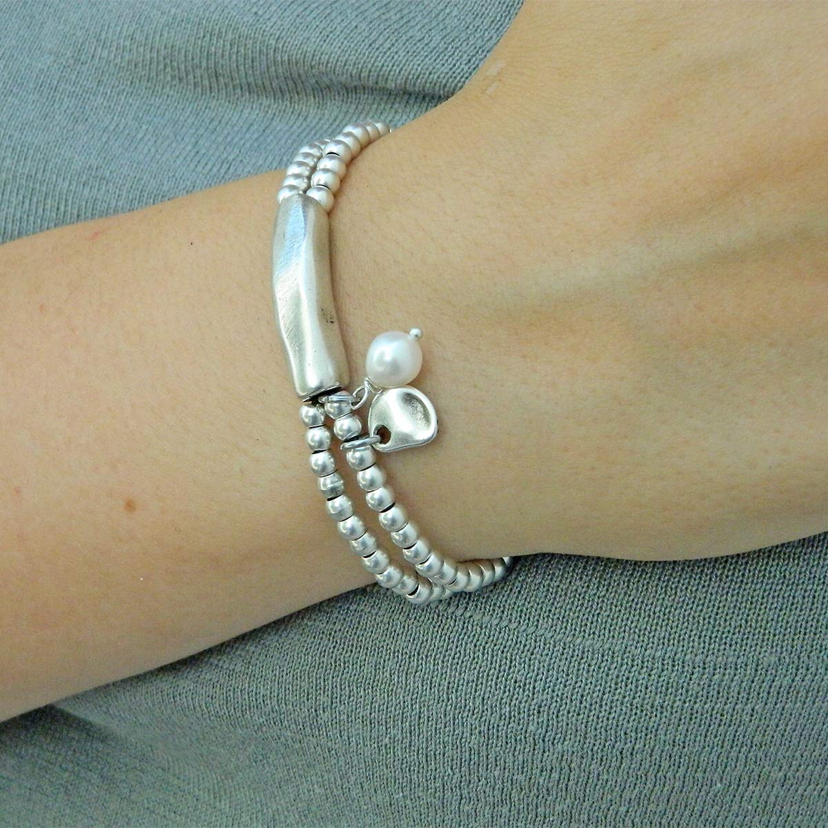 Pulsera hecha a mano con cuero y charm perla de río natural de IntendenciaJewels - Pulsera de perla - Pulsera de cuero y abalorios - Regalo para mujer - Pulsera de cuero y perlas.