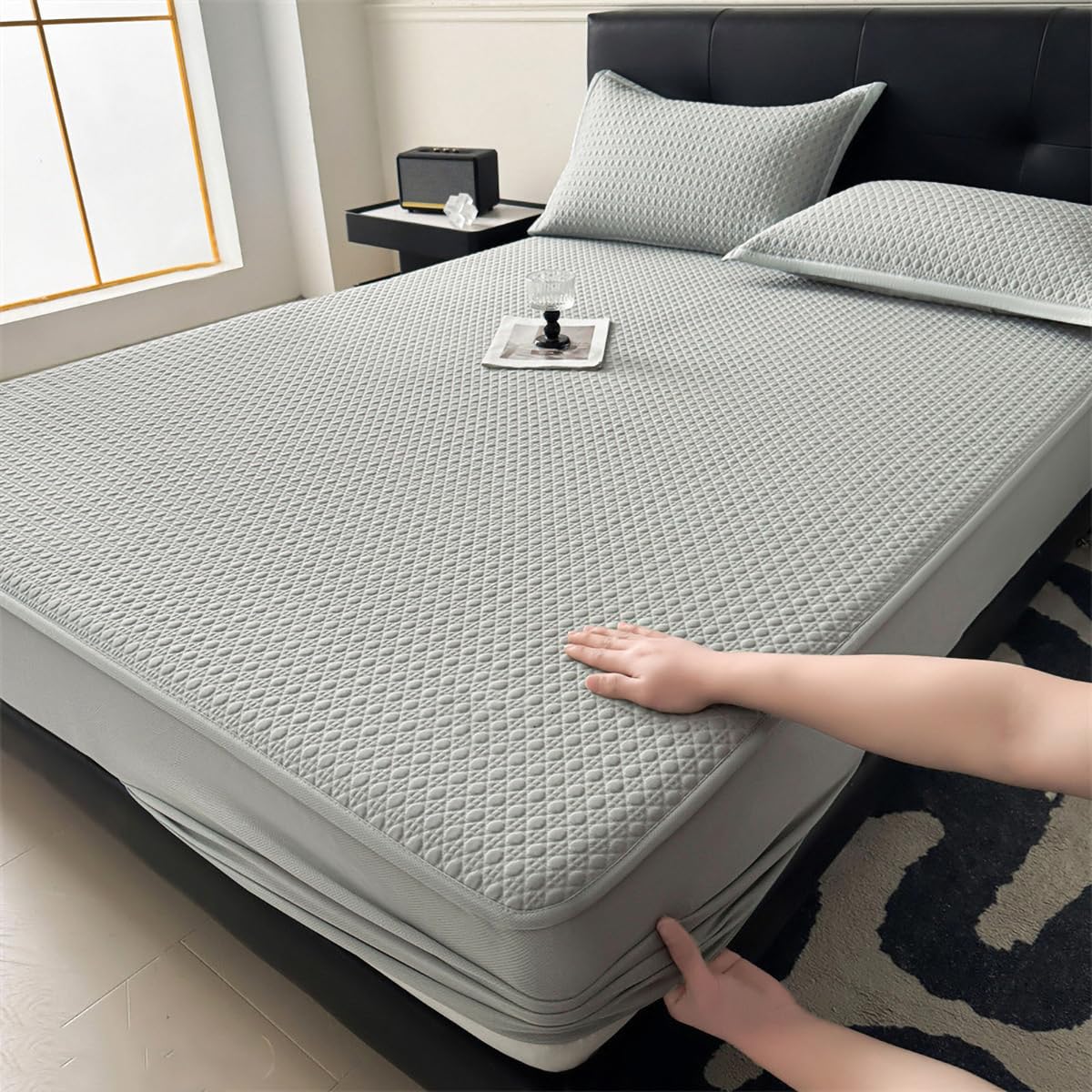 Protector de colchón refrescante, funda de cama de seda helada, transpirable, juego de 3 piezas (180 x 200 cm), sábana bajera suave y lavable para dormitorio y dormitorio, color caqui arena, perfecto