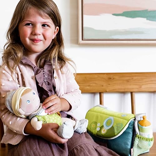 Miniatura 6 de HABA Bolsa de pañales para muñeca de bebé con biberón suave y pañales de tela reutilizables, se pliega en el cambiador, estampado de prado de