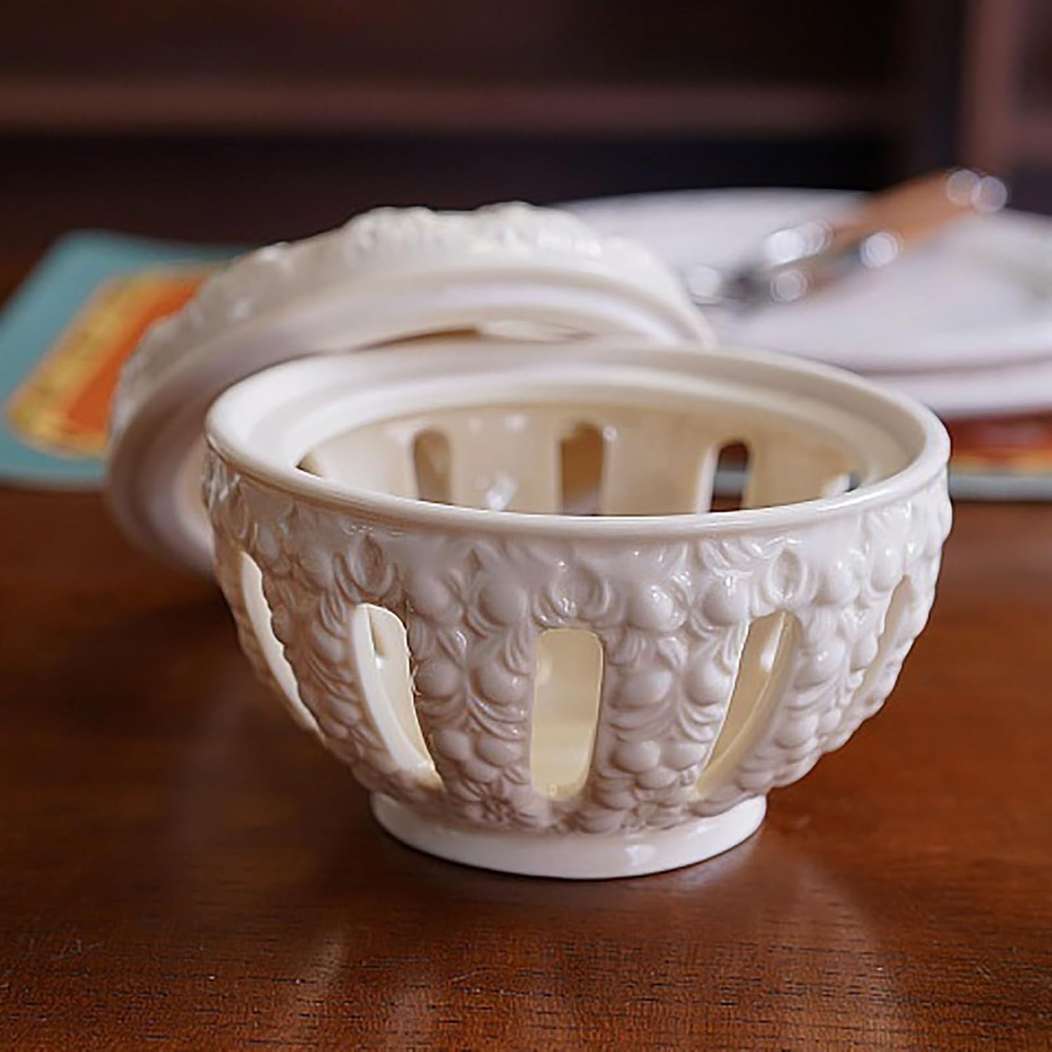 Ceramic Garlic Keeper & Garlic Holder Ventilated Garlic Jar for Kitchen, Keep Your Garlic Cloves Fresh Longer Garlic Container for Countertop