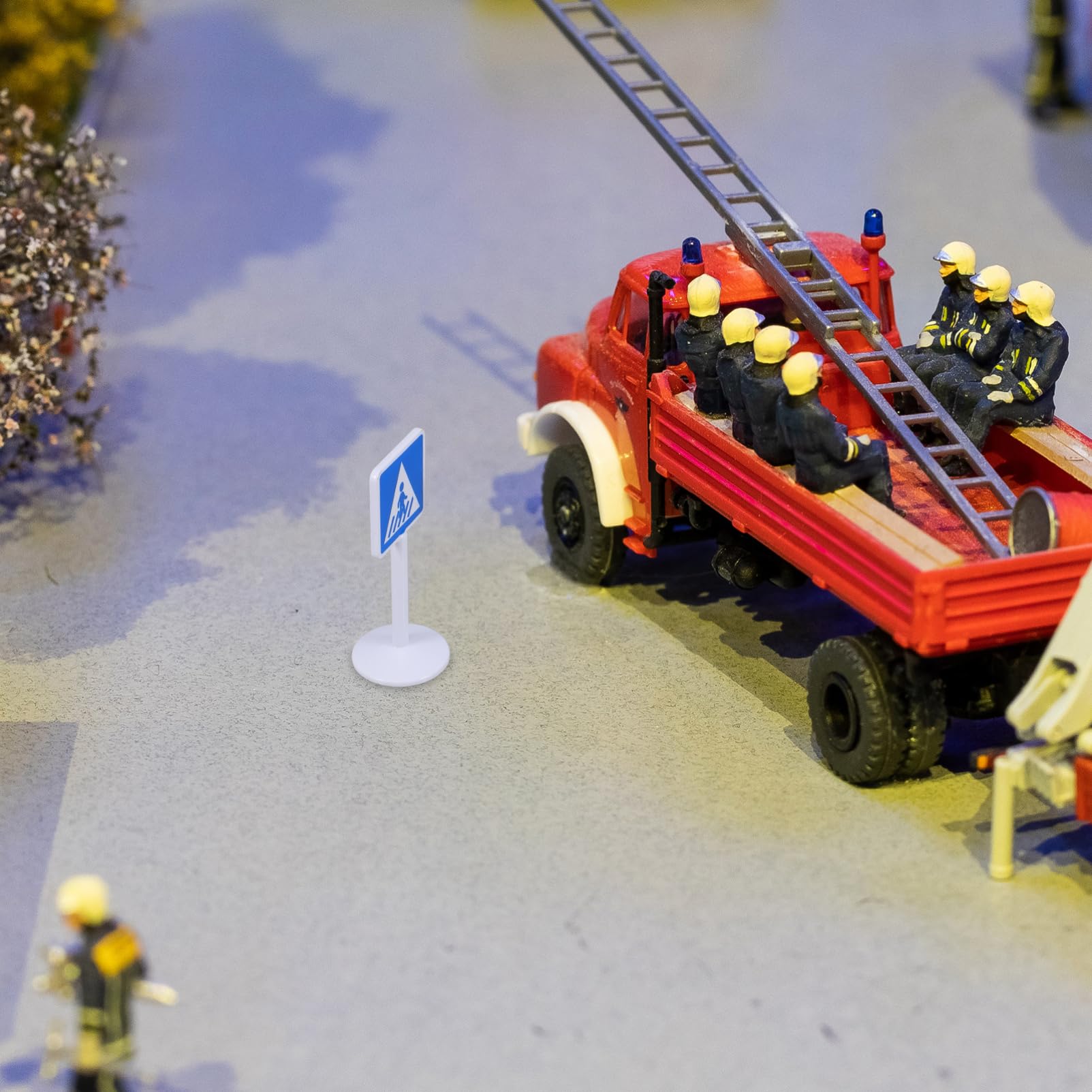 DECHOUS Mini Traffic Signs Toy: 1 Set Mini Model Traffic Street Sign - Stop Sign, Roadblock, Crosswalk Signal, for Kids Simulation Play, Sand Table, Train Tracks - 11 Pieces