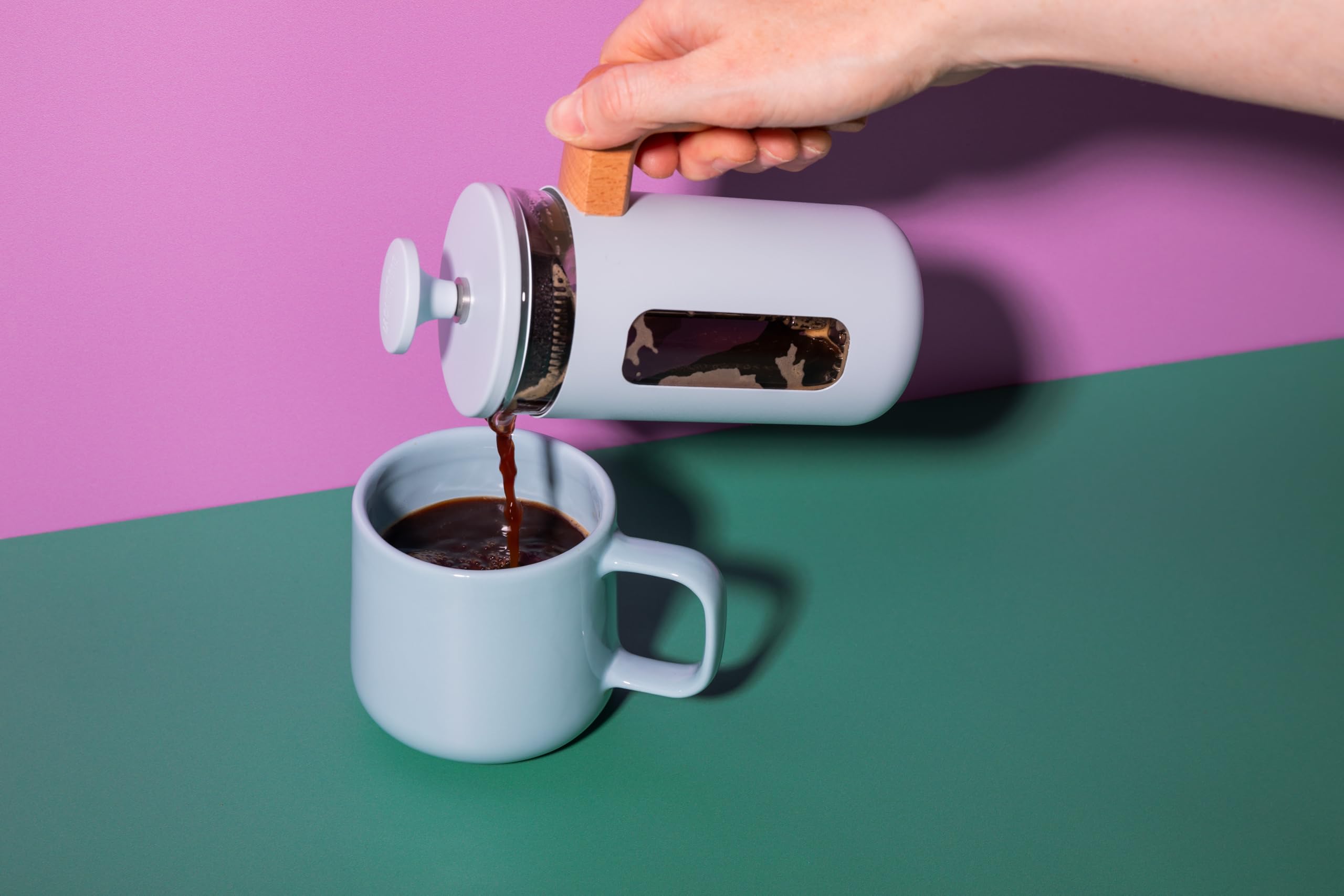 La cafetière pisa 3 cup cafetière in sky blue, wytrzymała rama i tłok ze stali nierdzewnej, żaroodporna praska francuska ze stylowym uchwytem z naturalnego drewna