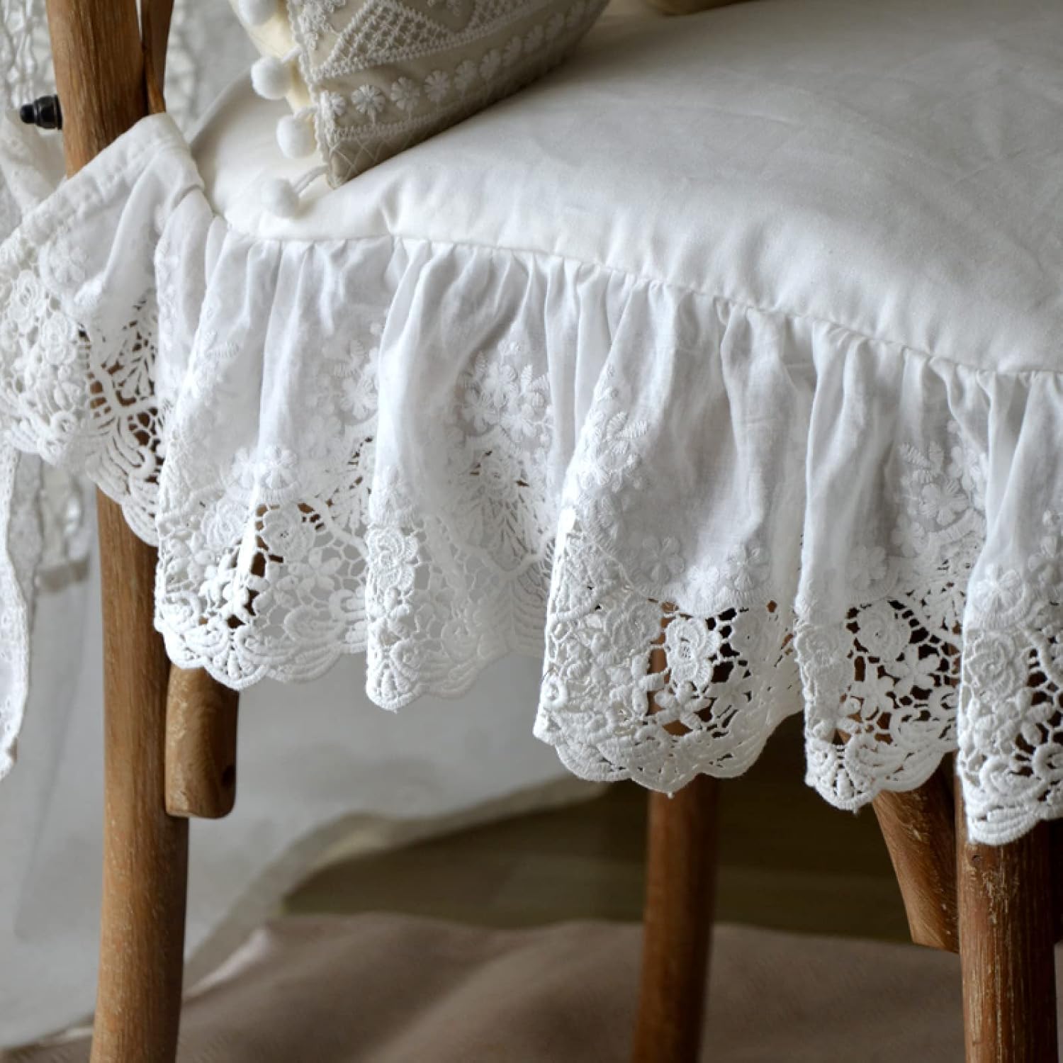 Ruffled Chair Pad with Cushion Insert, Vintage Crochet Lace Seat Cushion Durable Cotton Canvas Chair Cushion for Wedding Party, 16x16 Inches