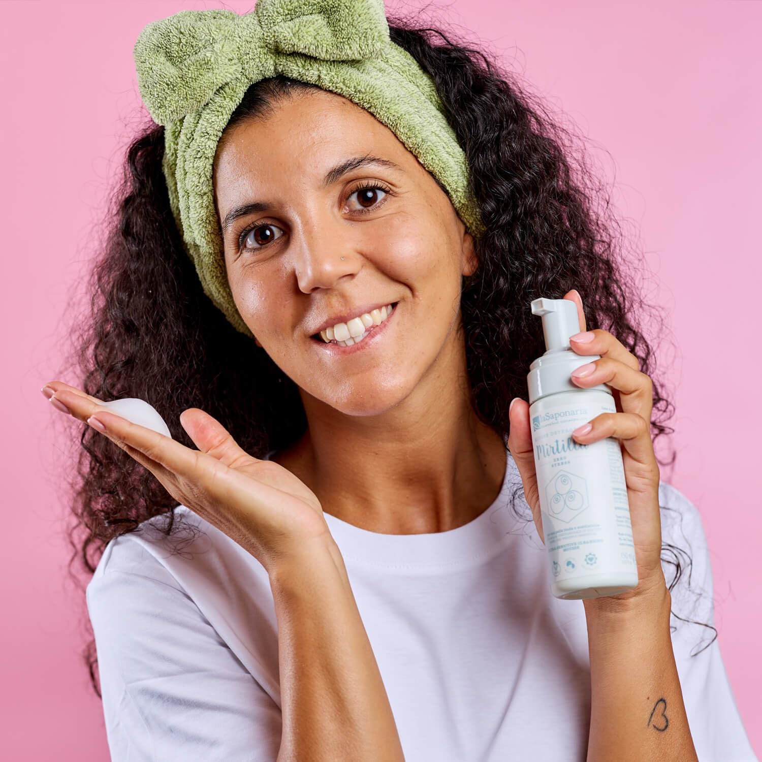 La Saponaria | Mousse detergente bio viso Mirtilla, Ingredienti naturali e sostenibili, Acqua costituzionale di Mirtillo nero, rigenerante e antiossidante, Acido Ialuronico, Calendula, 150ml