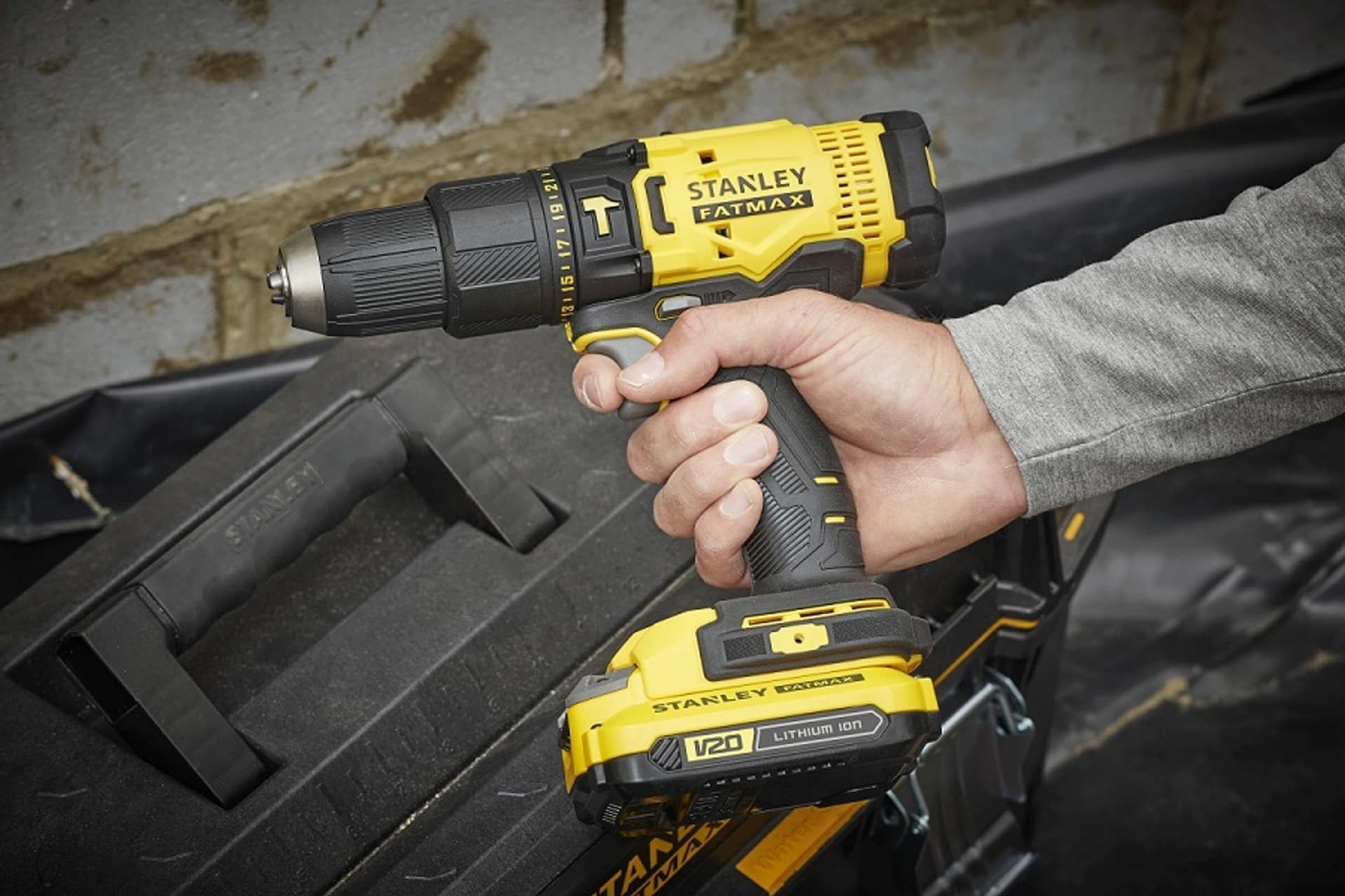 STANLEY FATMAX ,Kit batteria Stanley Fatmax V20 18 V - trapano a percussione, sega circolare a mano, smerigliatrice angolare, avvitatore a impulsi, caricabatterie e 2 batterie da 4,0 Ah. SFMCK469M2-QW