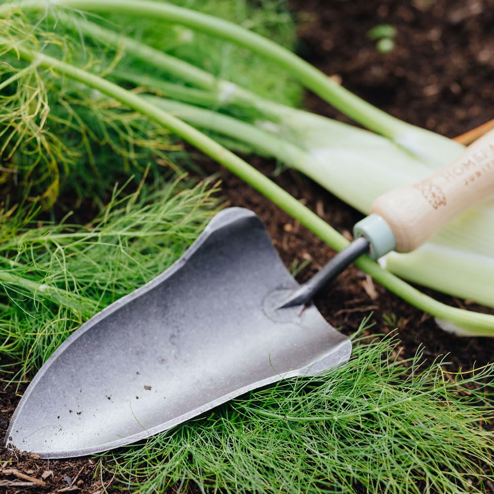 HOMEFARMING Judith Rakers Flügelschaufel - Gartenwerkzeug um Pflanzlöcher auszustechen, Griff aus zertifiziertem Eschenholz