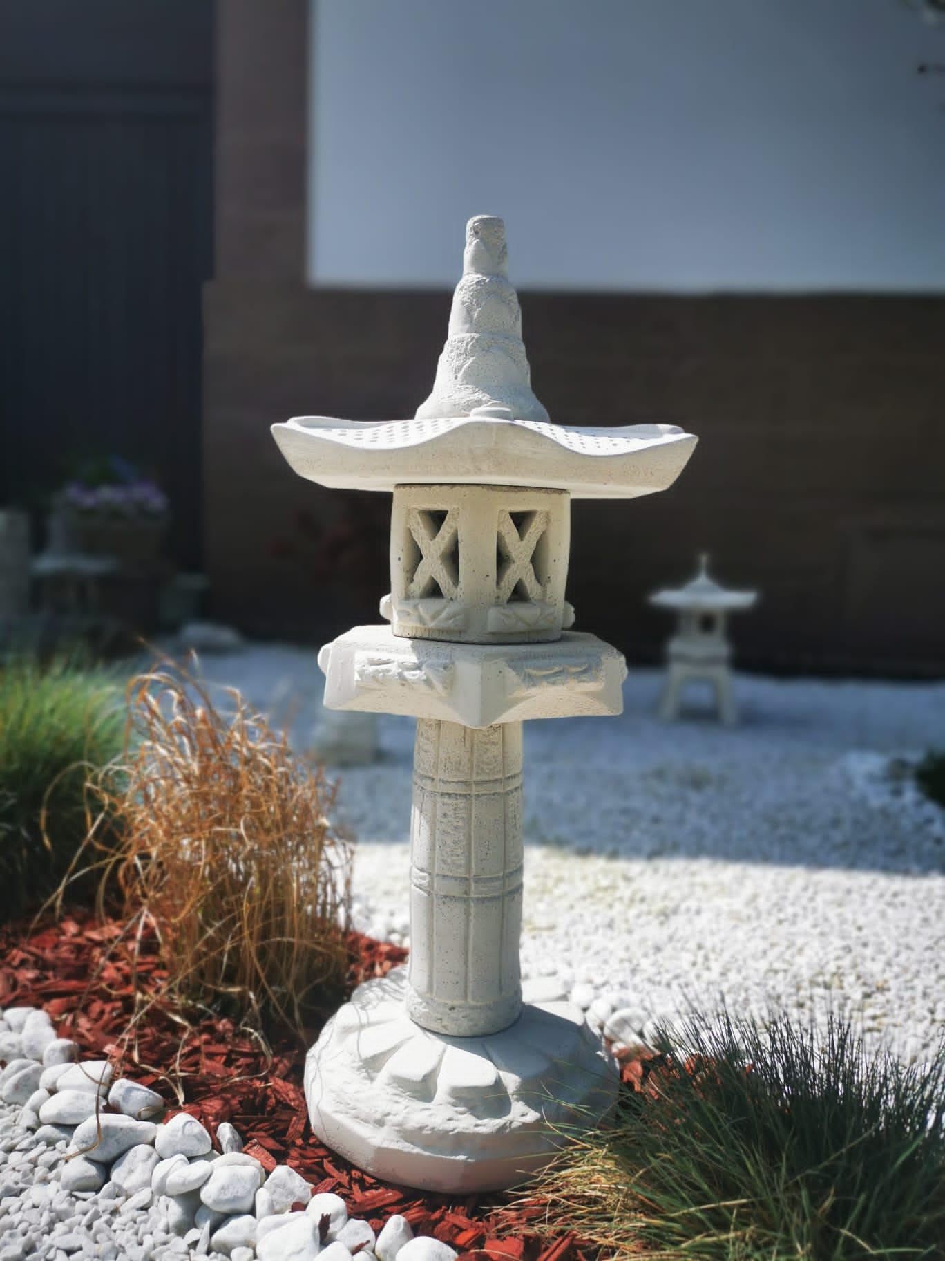 Steintempel im japanischen Stil 'Yukimi auf Säule HK' - Handgefertigte Gartenfigur aus regionalem Steinguss - Zen - Dekoration für Garten & Terasse - wetterfest & langlebig
