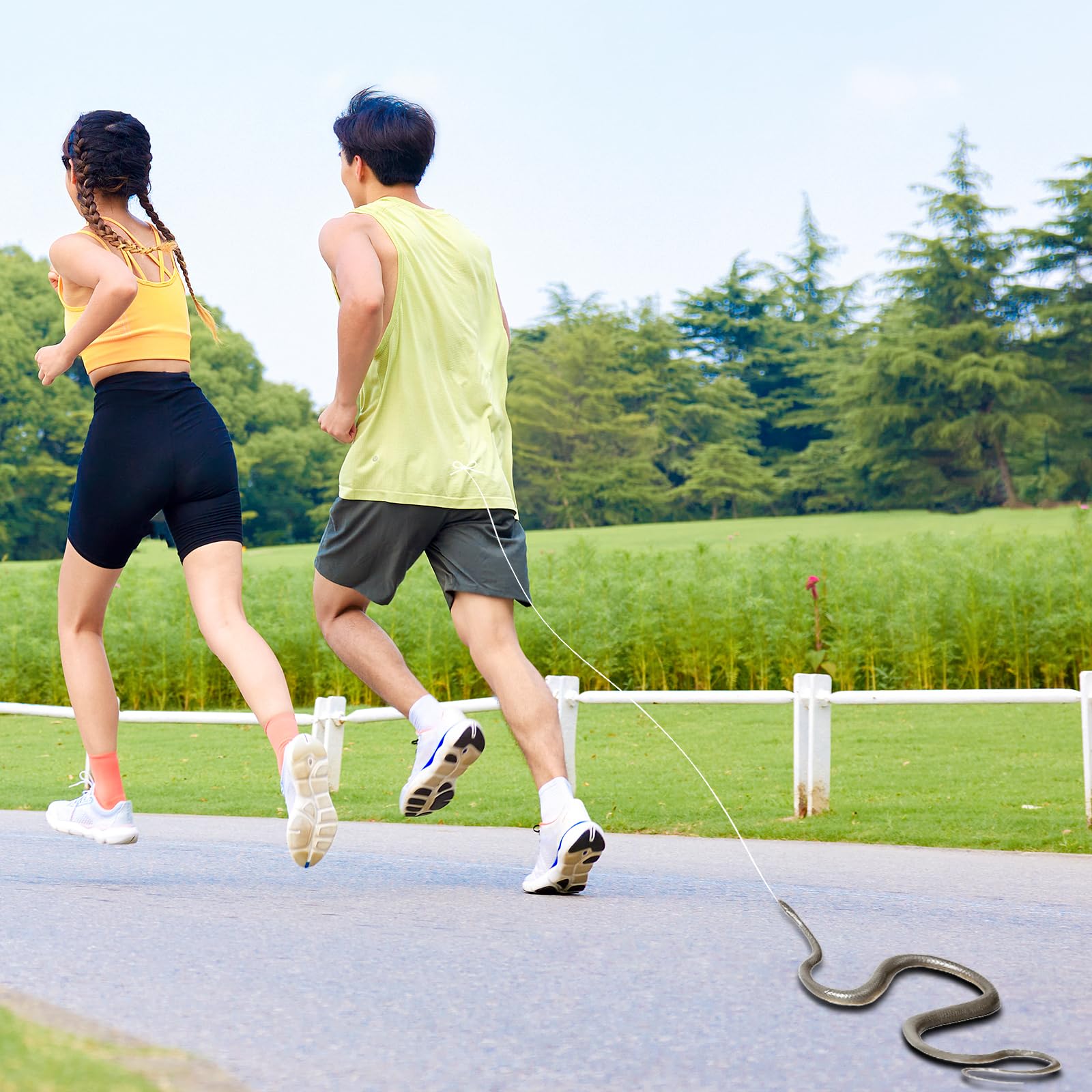 Serpente scherzo con clip a corda, giocattolo realistico a forma di serpente finto, scherzo a serpente che insegue le persone, serpente su uno scherzo a corda, serpente realistico sta seguendo o