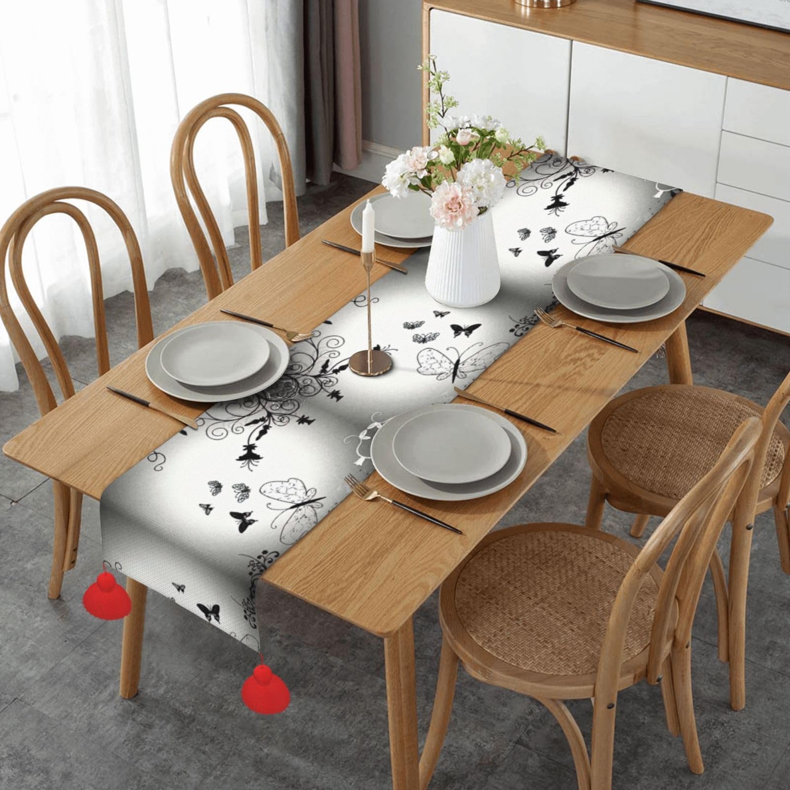 Chemin de table pour cuisine et Noël : ambiance rustique aux papillons noirs et gris