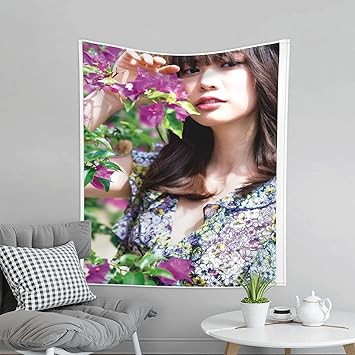 Amazon Co Jp タペストリー 人気 女の子 インテリア 布ポスター 壁掛け 部屋 壁飾り 漫画 装飾布 背景布 多機能 モダン 間仕切り 人気 アニメ おしゃれ 個性ギフト プレゼント 152 130cm ホーム キッチン