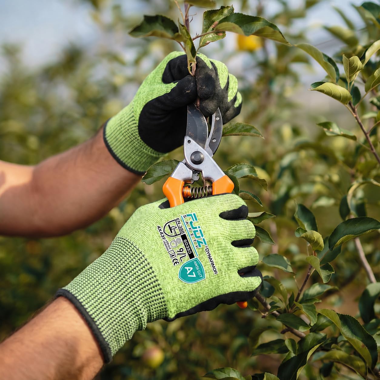 Evridwear ANSI A7 schnittfeste Handschuhe, Touchscreen-Schneidehandschuhe mit sandiger Nitrilbeschichtung, fester Griff für Holzarbeiten, Lager, Griffglas, Gartenarbeit, Bau, Angeln (Grün, M)