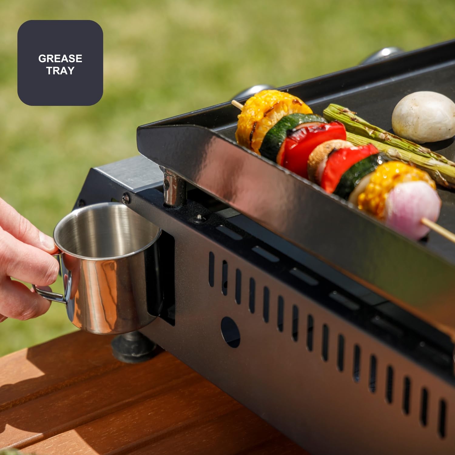 Black+Decker – Plancha de gas BXOP7350E | 3 quemadores | Parrilla de acero | Amplia superficie de cocción | 12 Personas | Para bombona gas estándar España/Italia | Patas Ajustables | Limpieza Fácil