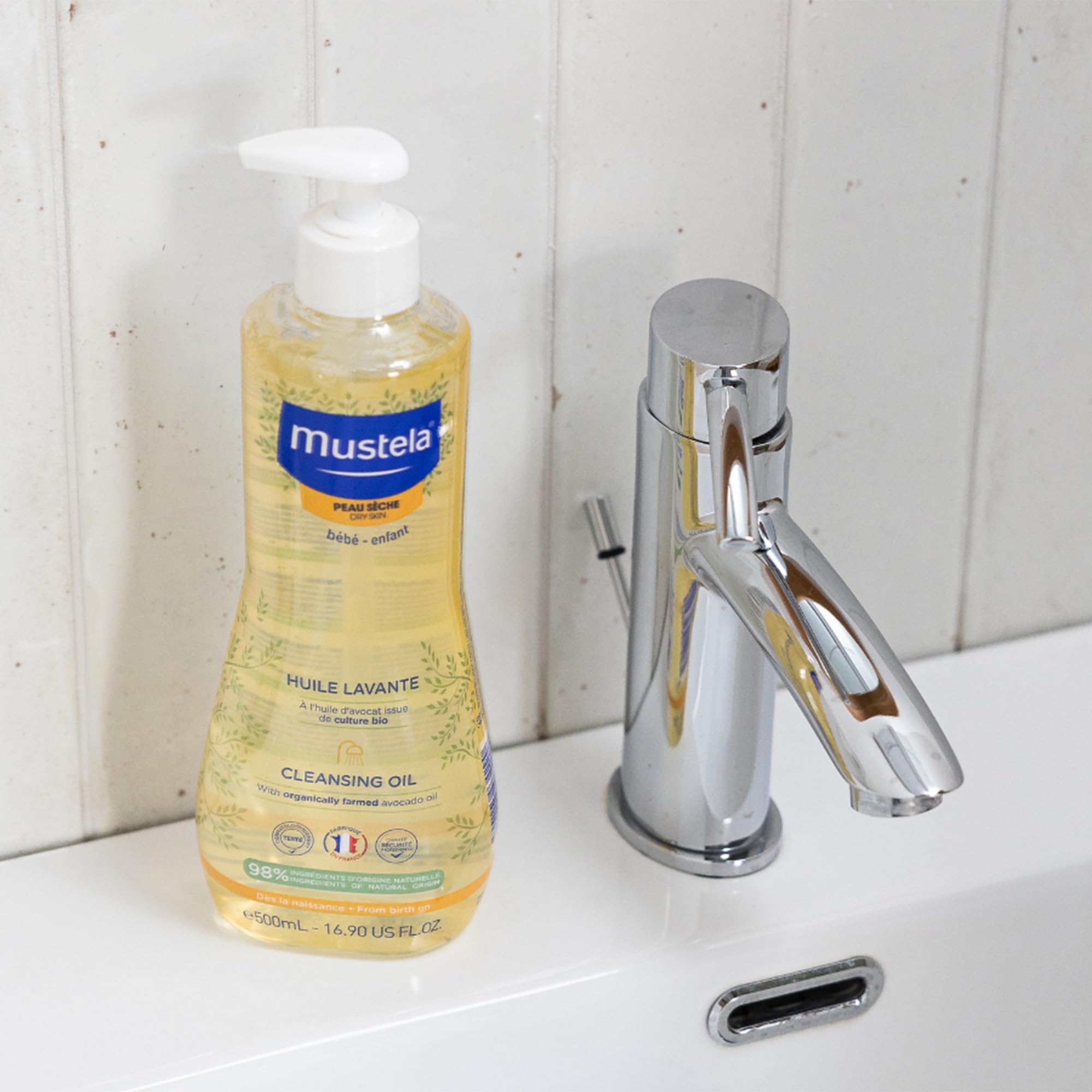 Mustela Olio Bagno Detergente con Perseose di Avocado BIO, Corpo e Capelli, Neonati e Tutta la Famiglia - Non Brucia agli Occhi, Specifico per Pelle Secca, 98% Ingredienti di Origine Naturale (500ml)