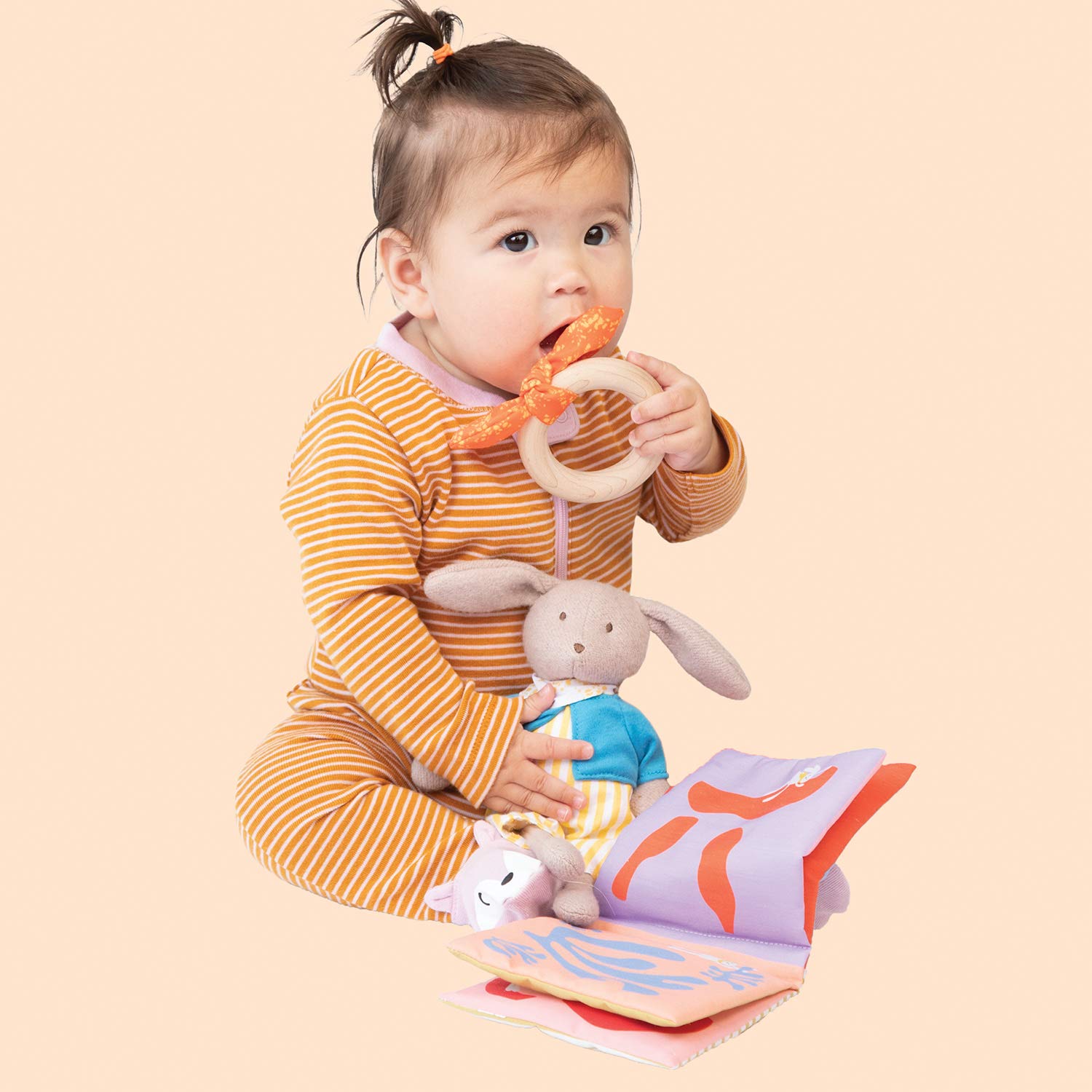 Manhattan Spielzeug Petit Artiste Bunny Doll, Soft Book und Wooden Beißring Baby beruhigendes Geschenk-Set