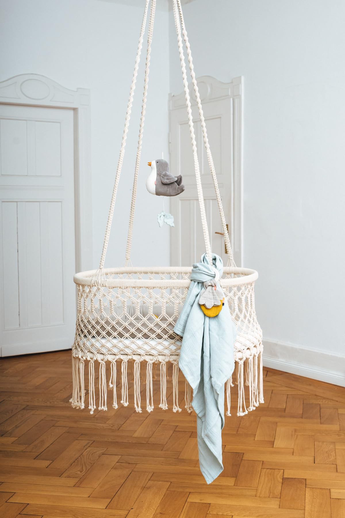 kikadu Hängewiege, Handgeknüpfte Makramee-Babywiege mit 100% GOTS Bio-Baumwoll Inlet, 82 x 46 x 32 cm, Sicht- & Zugschutz, sanft schaukelnd & beruhigend, bis ca. 5 – 6 Monate