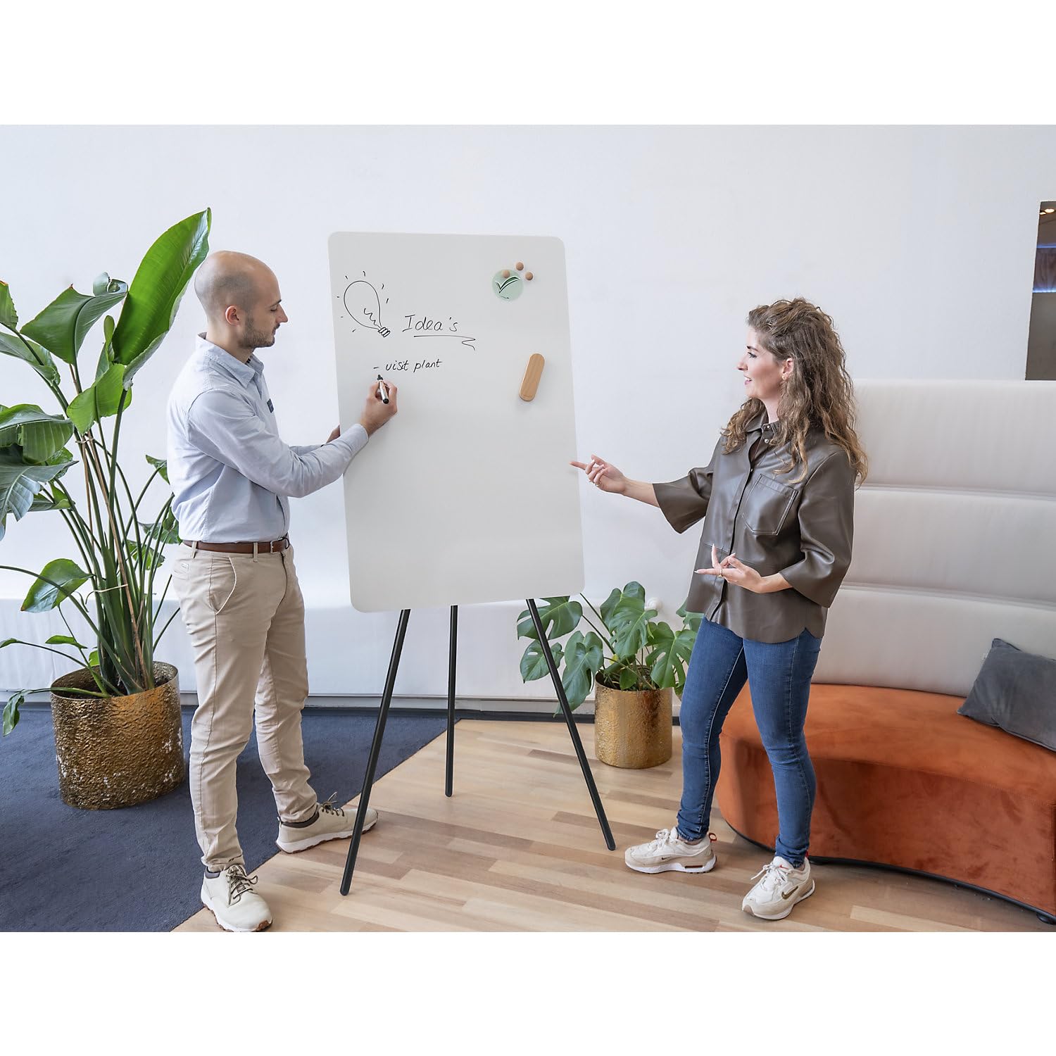 Legamaster | Flipchart SKLegamaster SKETCH INFINITE Flipchart – weiß – Dreibein Stativ – 2in1 Whiteboard & Papiertafel – rahmenlos, magnetisch – Präsentationstafel für Büro, Meetings und Workshops