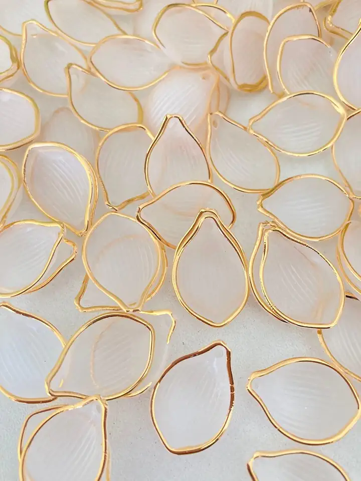 Artesanato Elegante, Pétalas de Flor em Nude com Borda Dourada, 50 Unidades, Acabamento Metalizado, para Montagem de Bijuterias